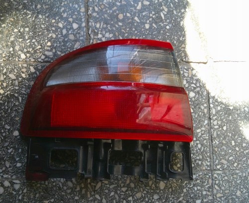 TOYOTA CARINA E LAMPA LEWA TYLNA SEDAN DEPO 08-212-1972