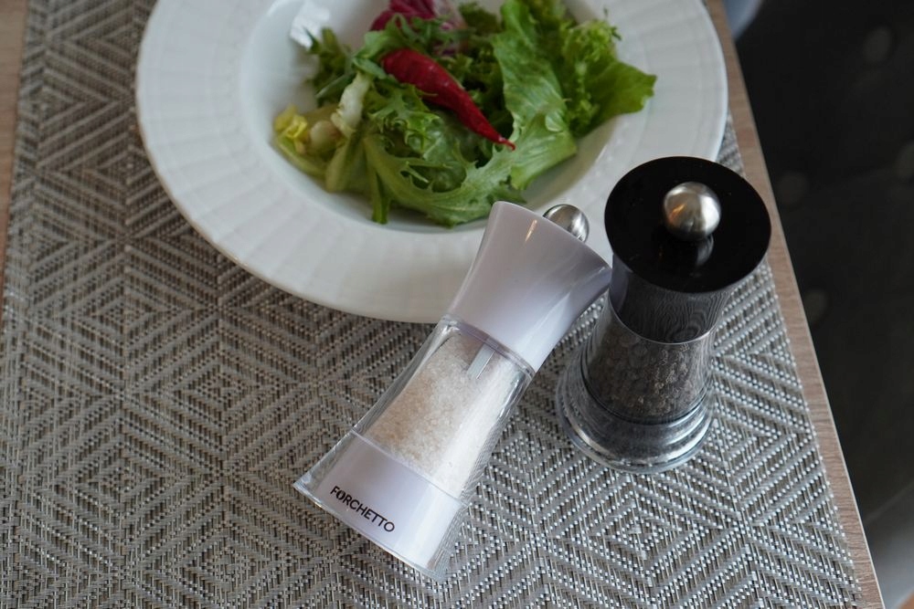 ZESTAW MŁYNKÓW PIEPRZ SÓL FORCHETTO PIONI 13CM 2SZ Materiał ceramika