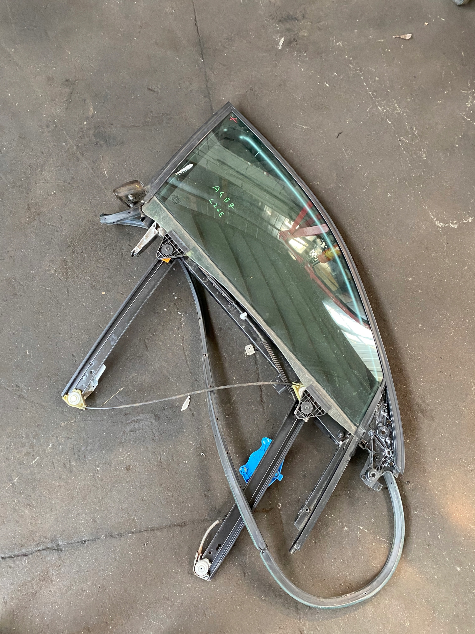 AUDI A4 B7 СТЕКЛО ПРАВА ПЕРЕДНЯЯ 2007