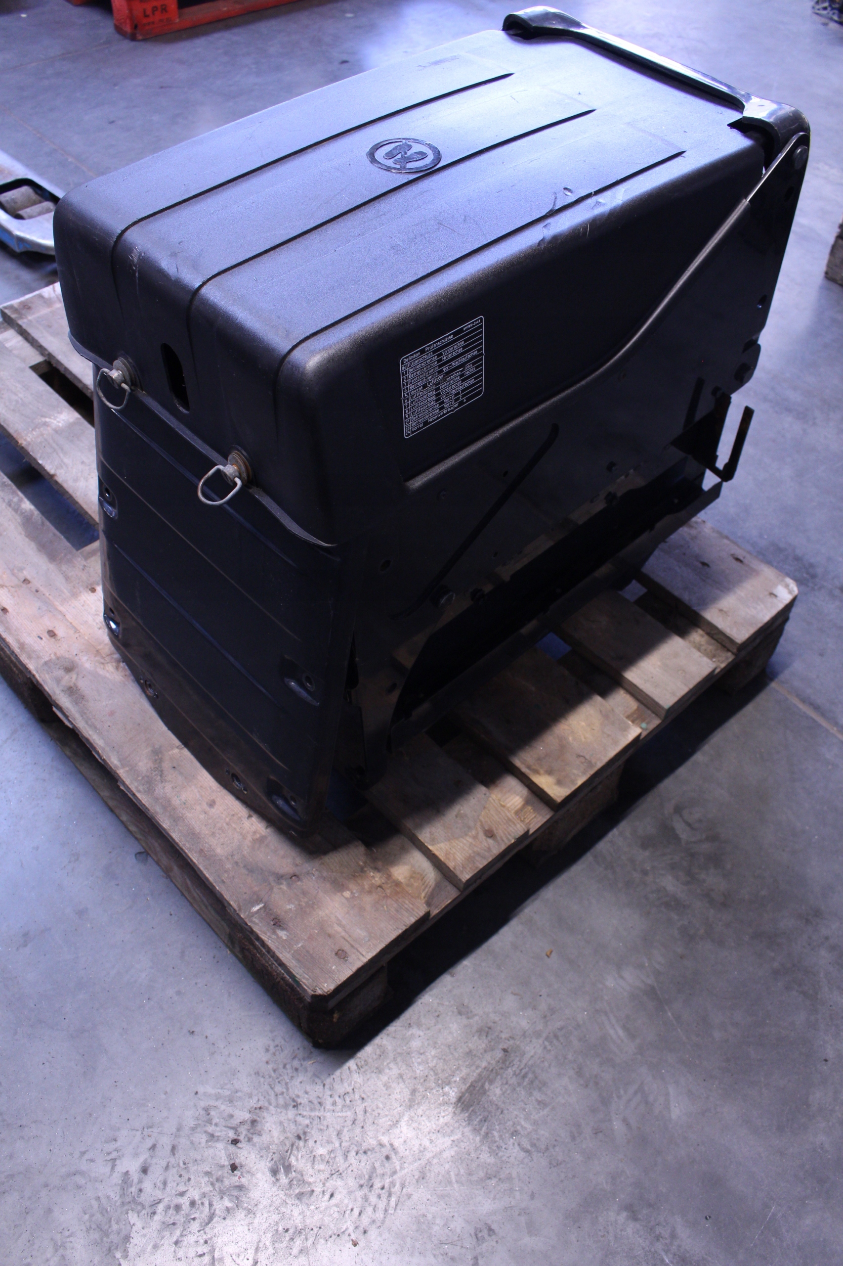 PODSTAWA SKRZYNKA AKUMULATORÓW MAN TGX EURO 6 18.500 17r. Numer katalogowy części PODSTAWA SKRZYNKA  AKUMULATORÓW MAN TGX EURO 6 18.500 17r.