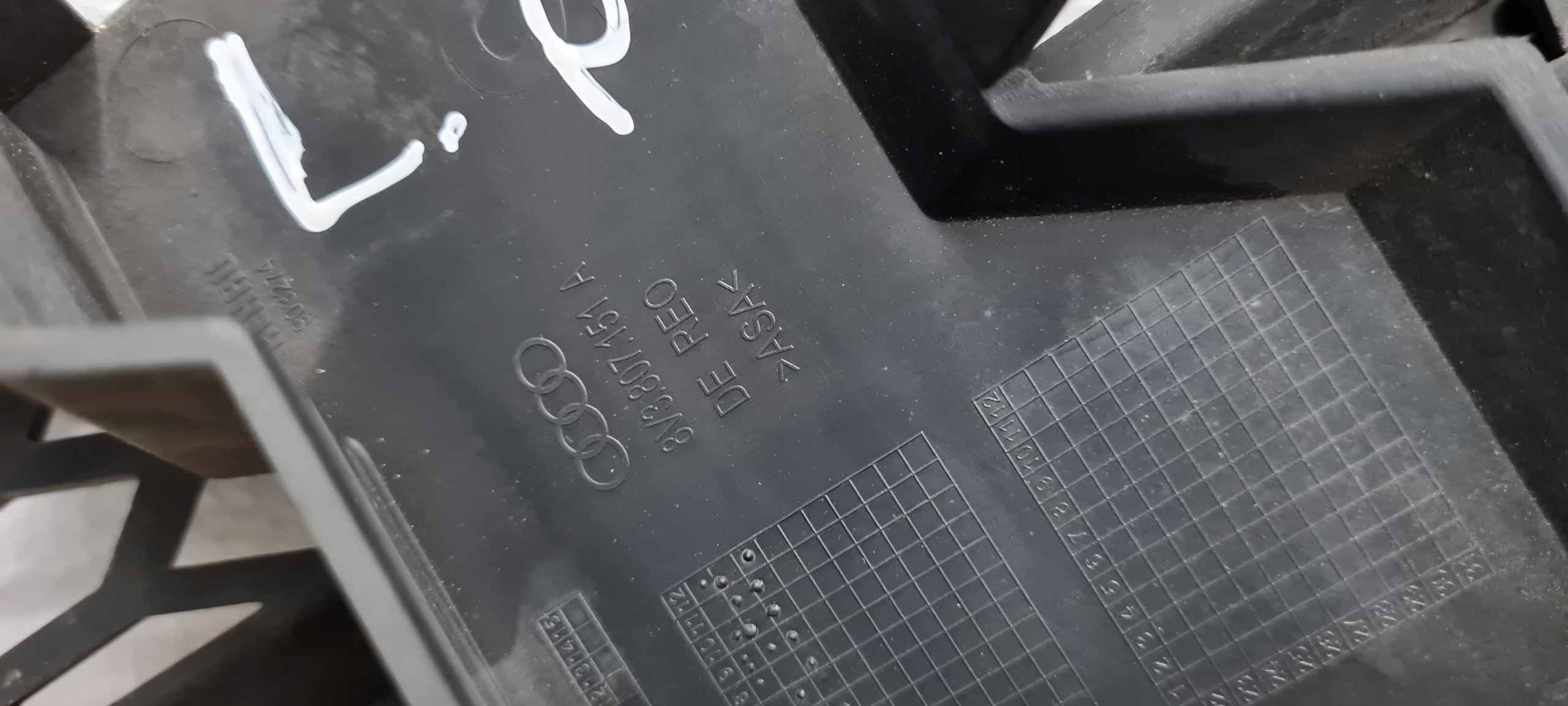 S3 8V sedan A3 grid of a bumper left left front 8V3807151A