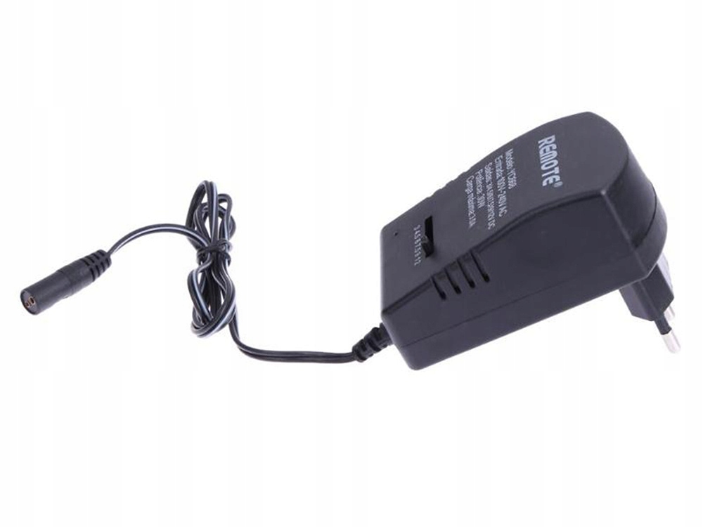 ZASILACZ UNIWERSALNY REGULOWANY ŁADOWARKA 3 - 12V 7 KOŃCÓWEK 06218 Marka retoo