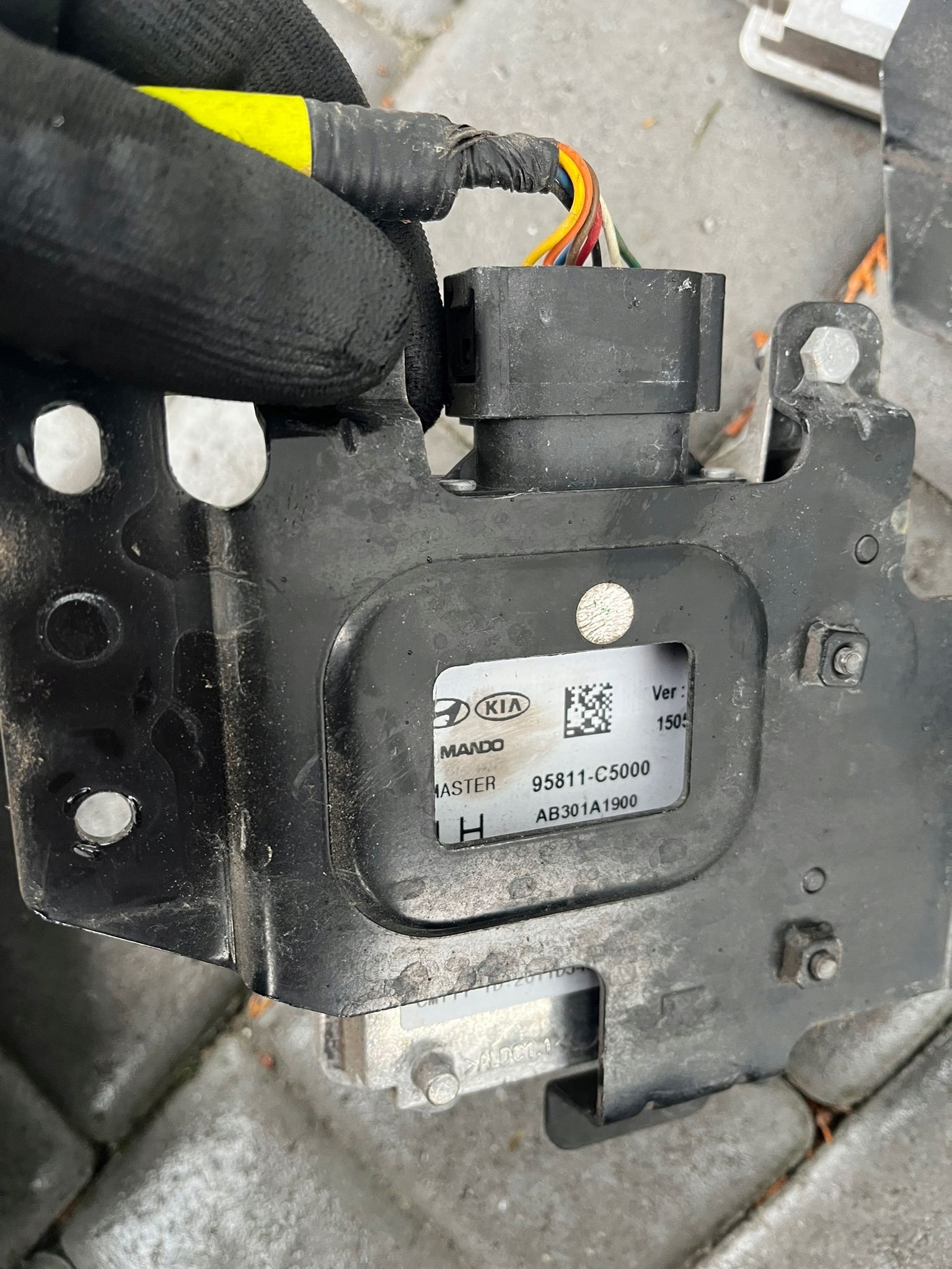 RADAR SENSOR KIA SORENTO III 95811-C5000 LEWY Producent części Kia OE