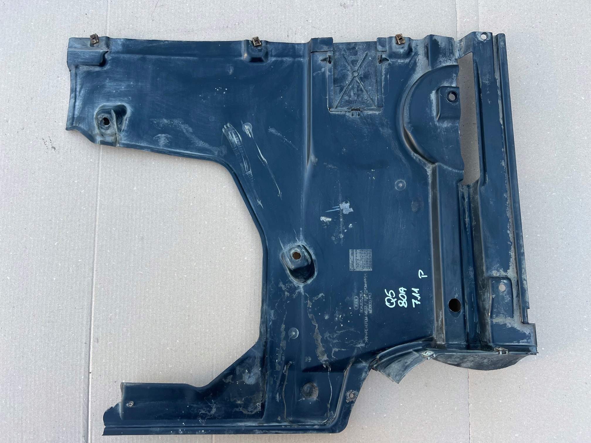 AUDI Q5 80A Blende Abdeckung abdeckung des Bodens Unterfahrschutz rechts 80A825216A