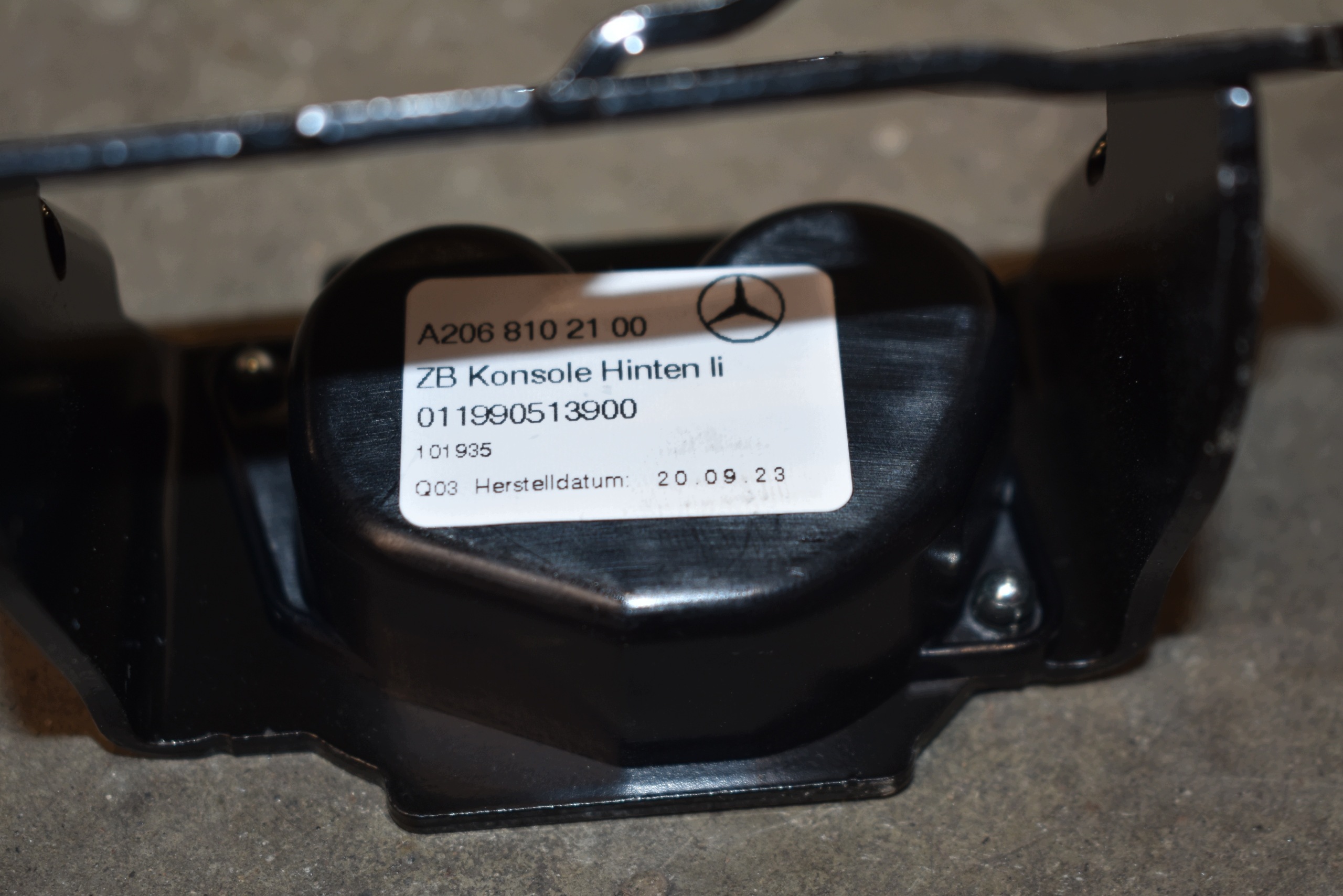 IDEALNE holder console left MERCEDES W206 1