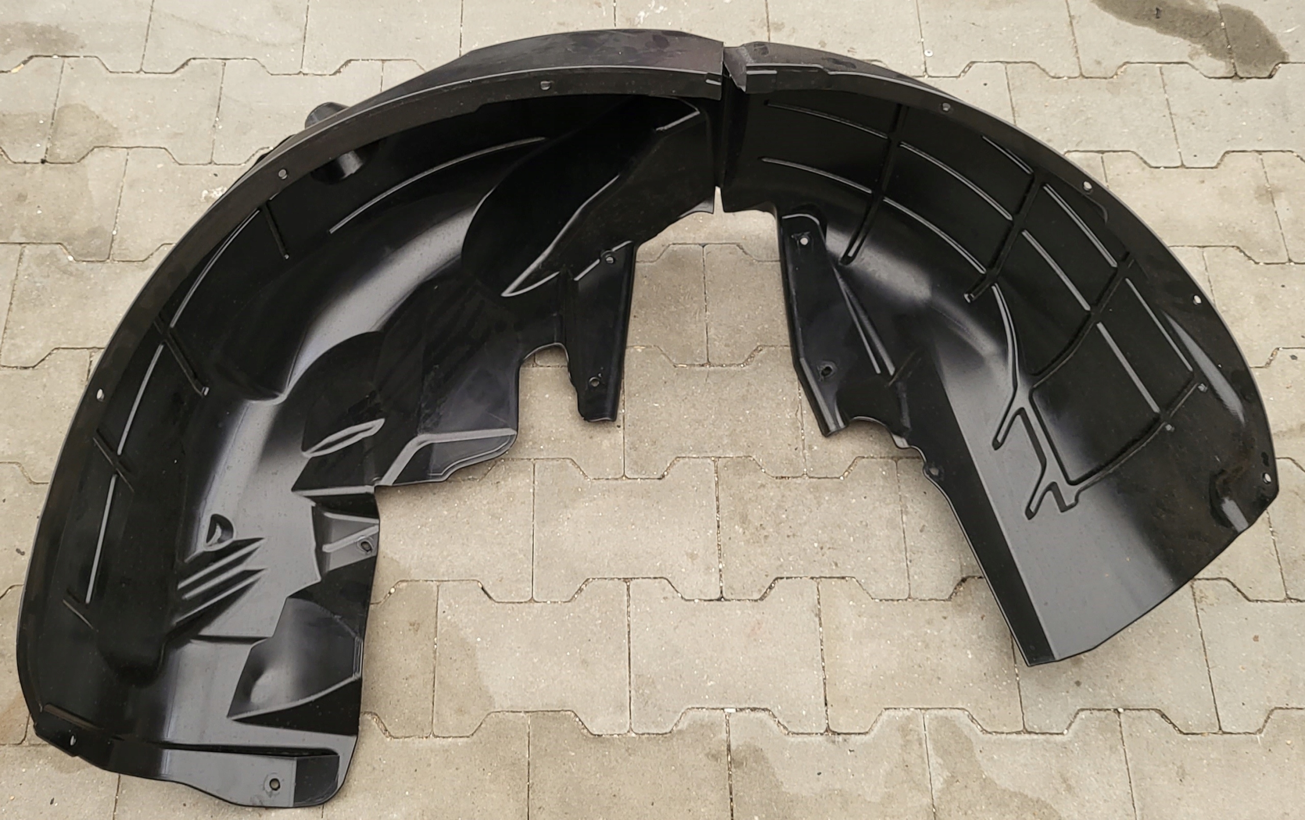 MASERATI LEVANTE NADKOLE LEWE TYLNE