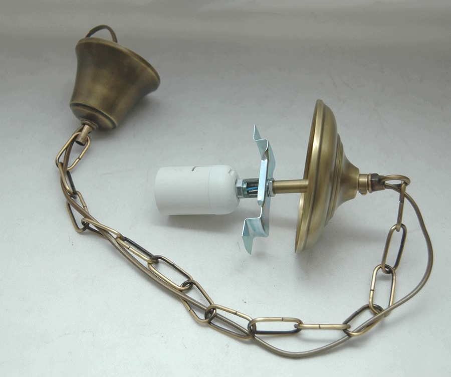 Lampa je možné zavesiť na mosadzné tienidlo s otvorom o veľkosti 10 cm