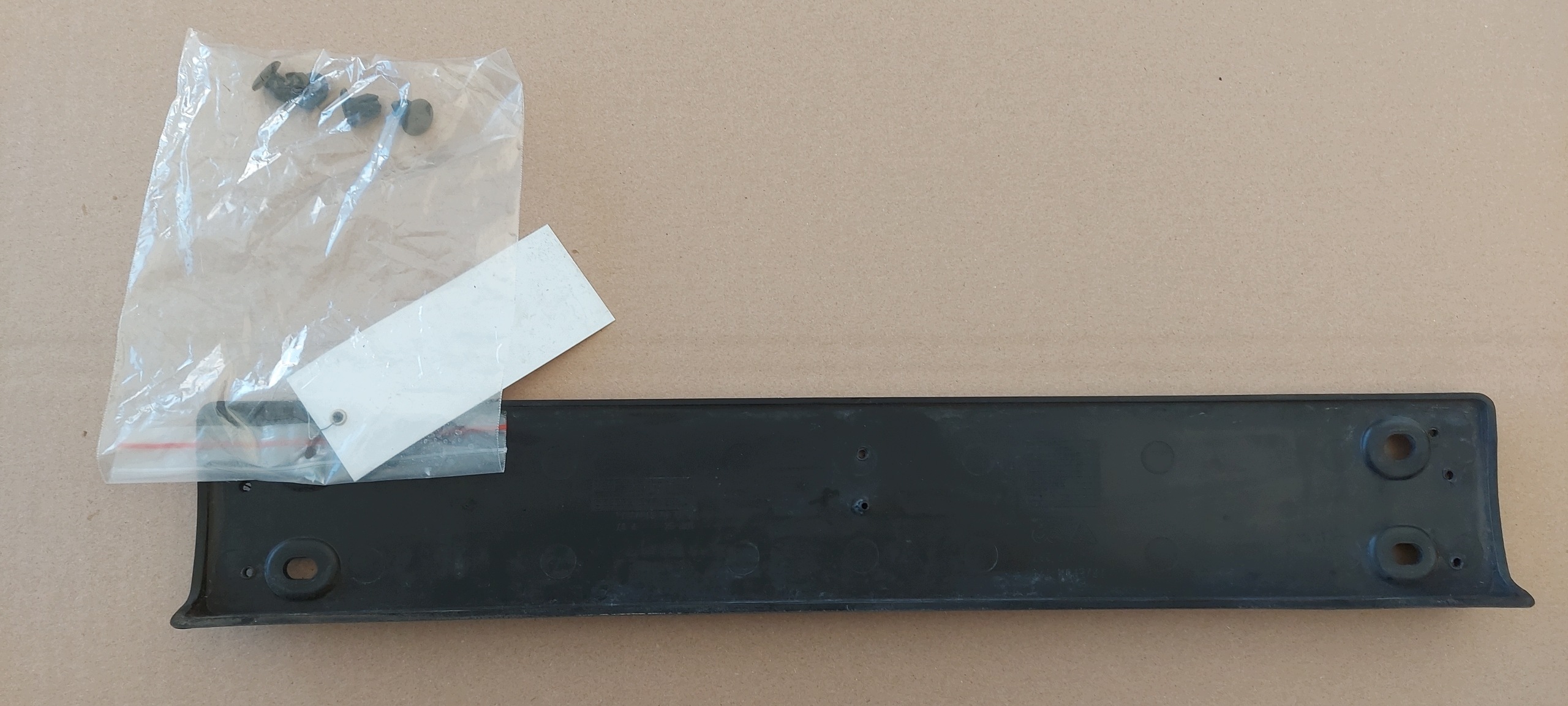 pad below TABLICE registration front PORSCHE CAYENNE 10-18 7P5807287