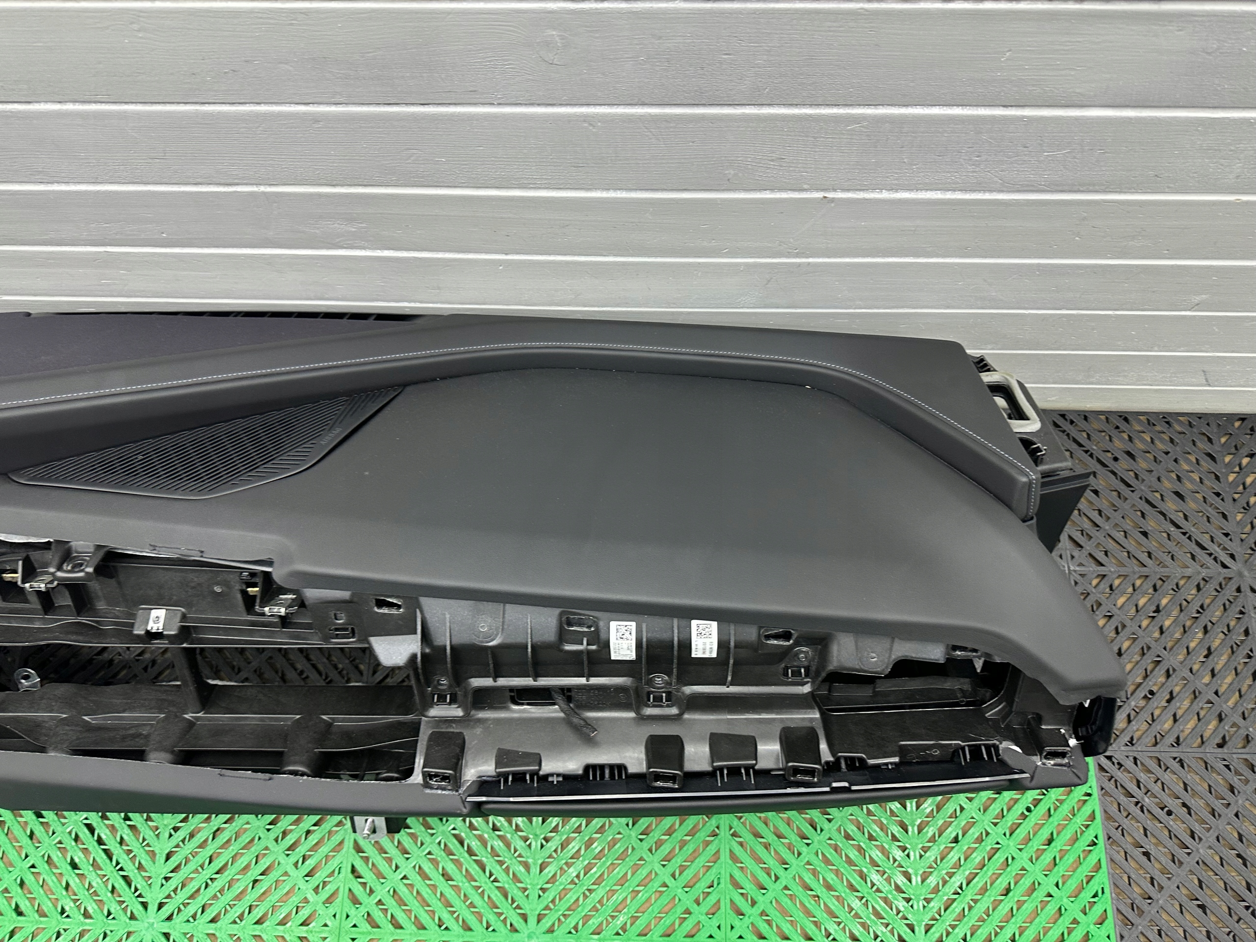 BMW 7 G70 originál dashboard instrument panel console leather VEGANZA black