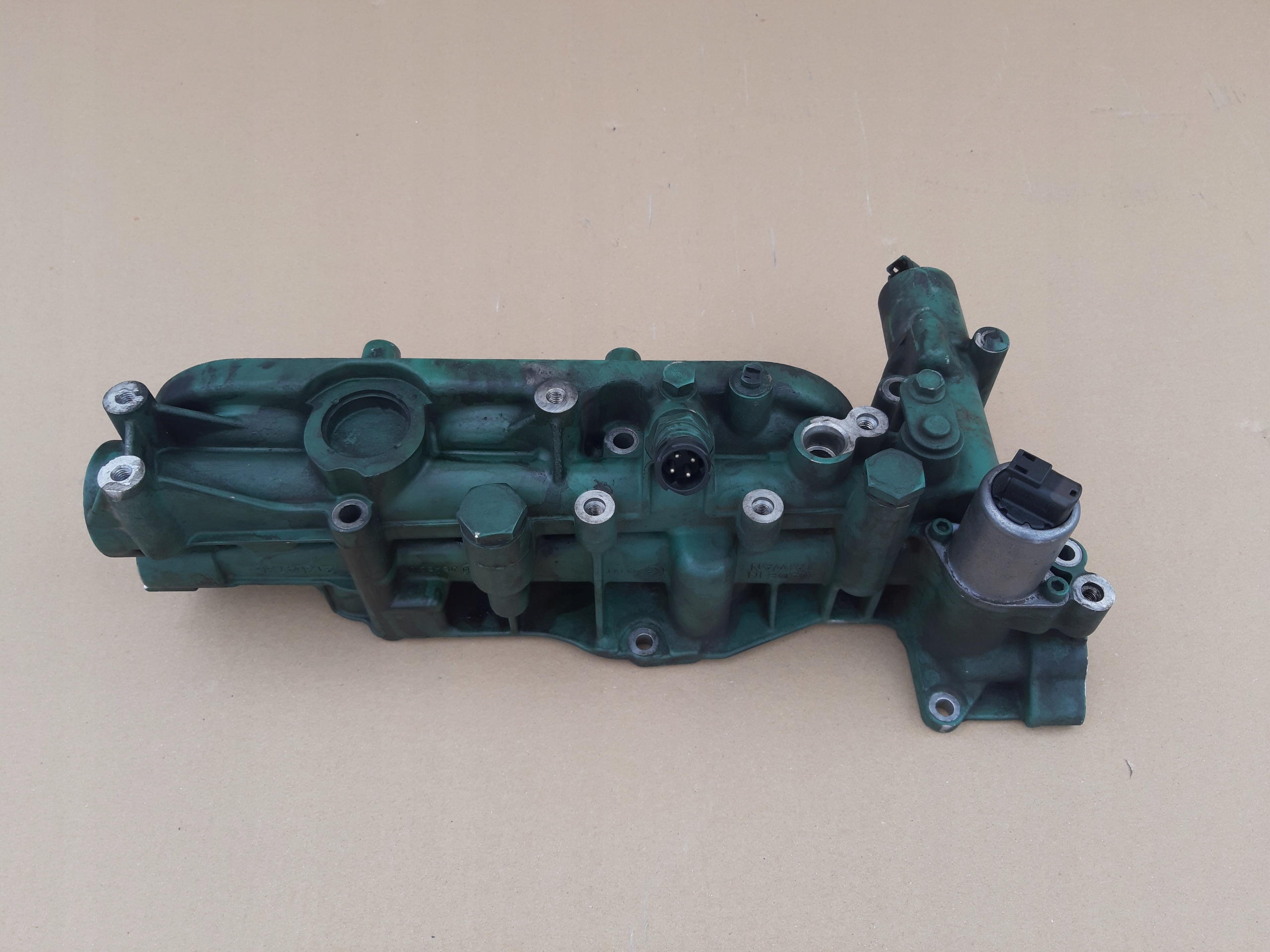 VOLVO RENAULT PODSTAWA FILTRA OLEJU 21304735 Producent części Volvo OE