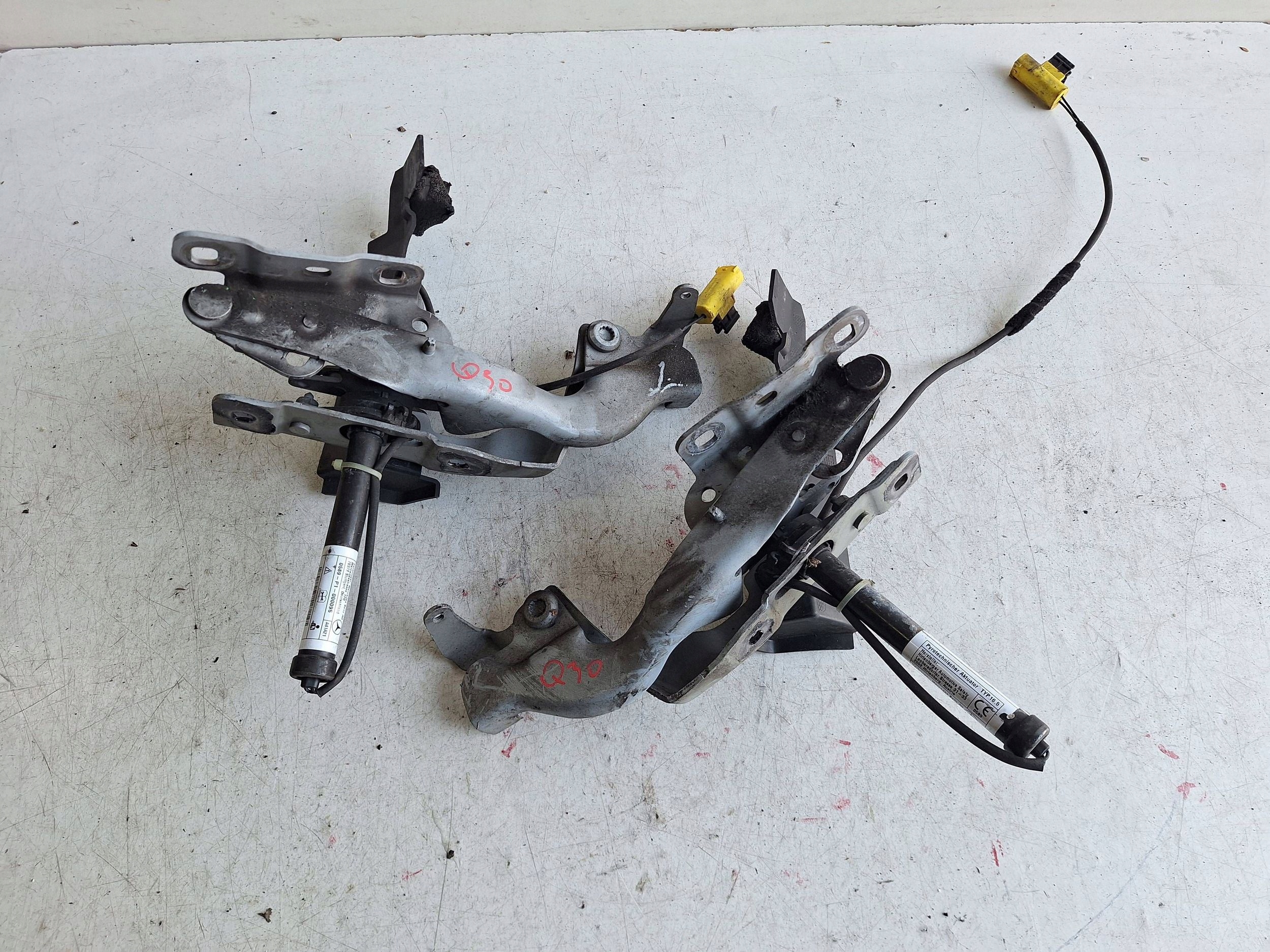 INFINITI Q30 15-19 hinge bonnets L+P NABOJ PIROTECHNICZNY