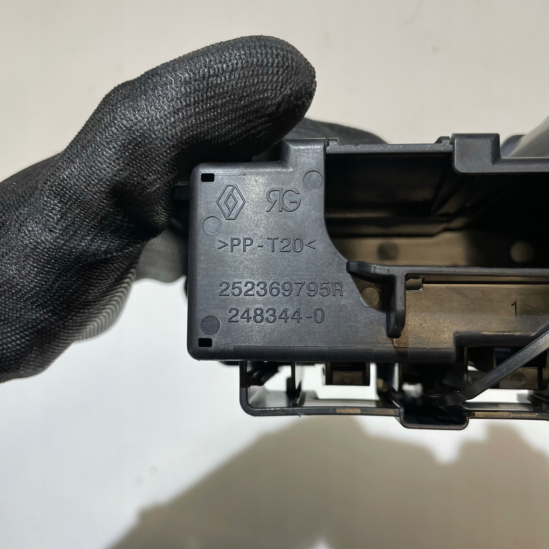 RENAULT ZOE II PUSZKA FUSE COMPARTMENT COVER