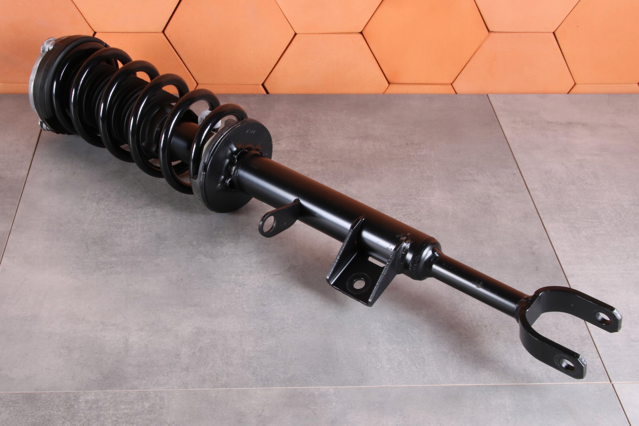 BMW 5 G60 530e B48X shock absorber left front front 5A135A5 8599 km !!!
