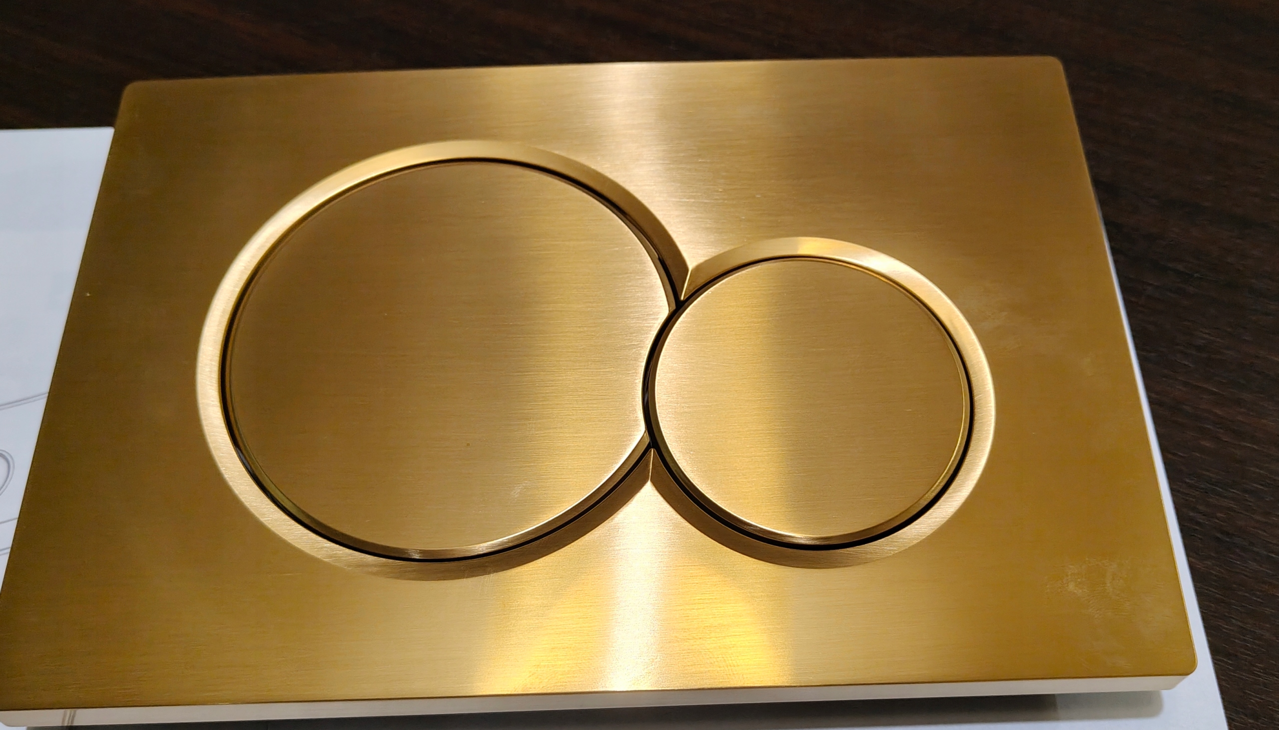 Zlaté tlačítko pro toaletu, splachovač