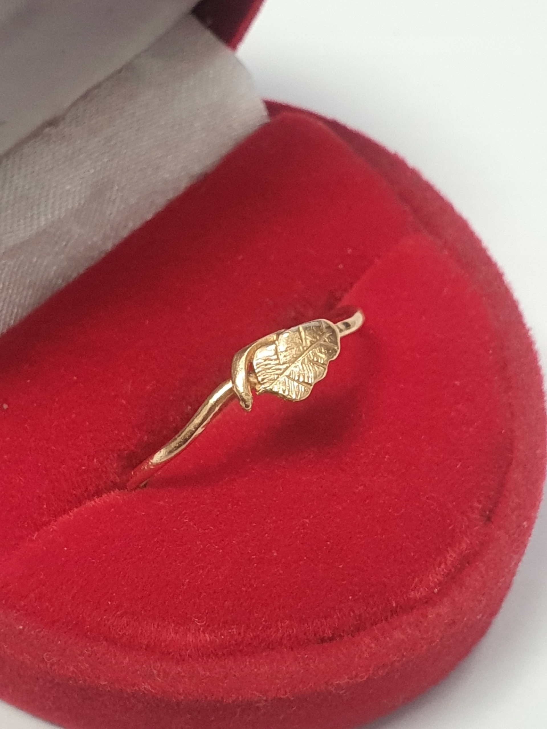 Złoto Pierścionek 585 0,88g rozmiar 14 Marka bez marki