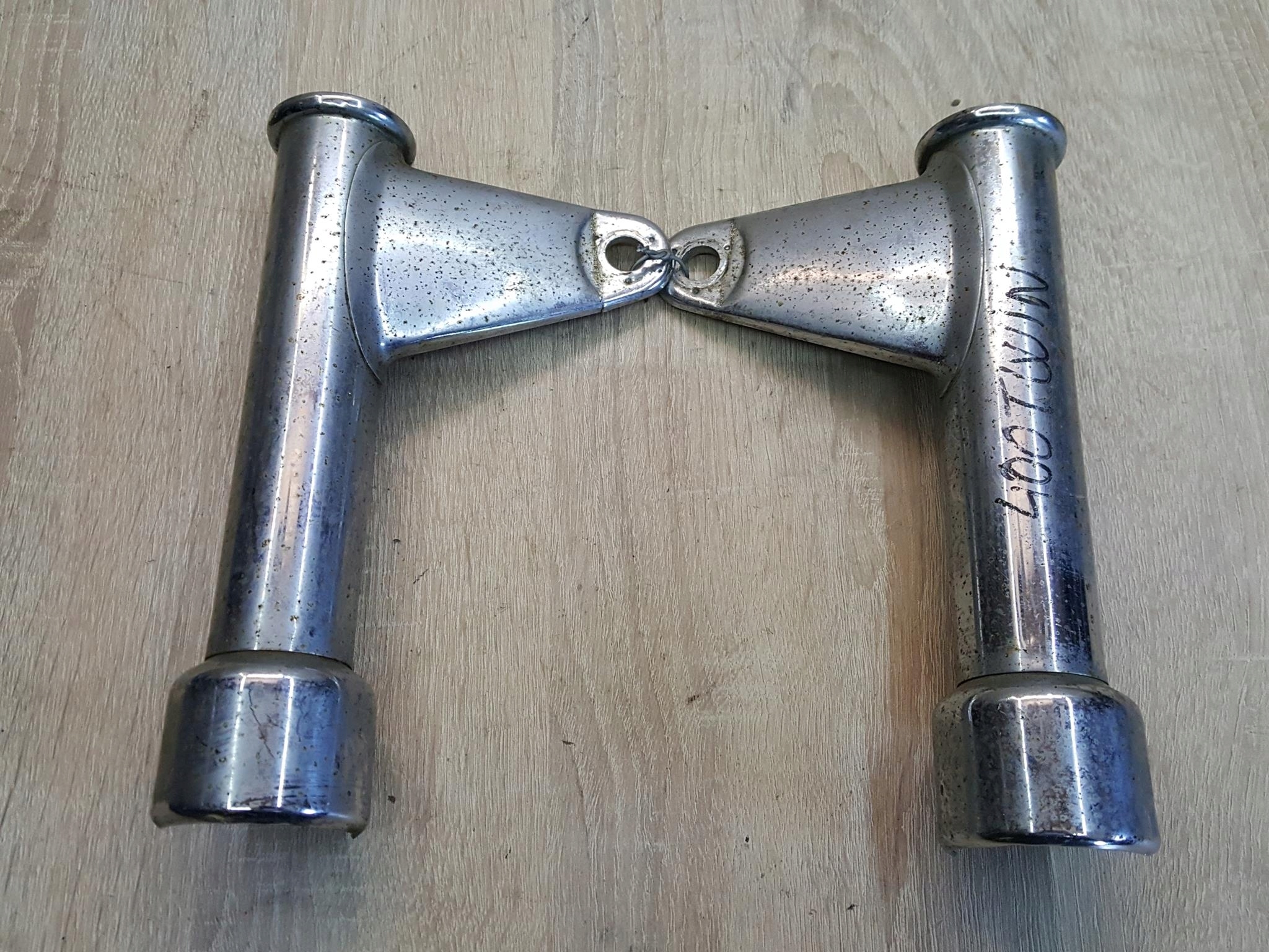 HONDA CB 400 UCHWYT MOCOWANIE REFLEKTORA LAMPY Producent Honda OE