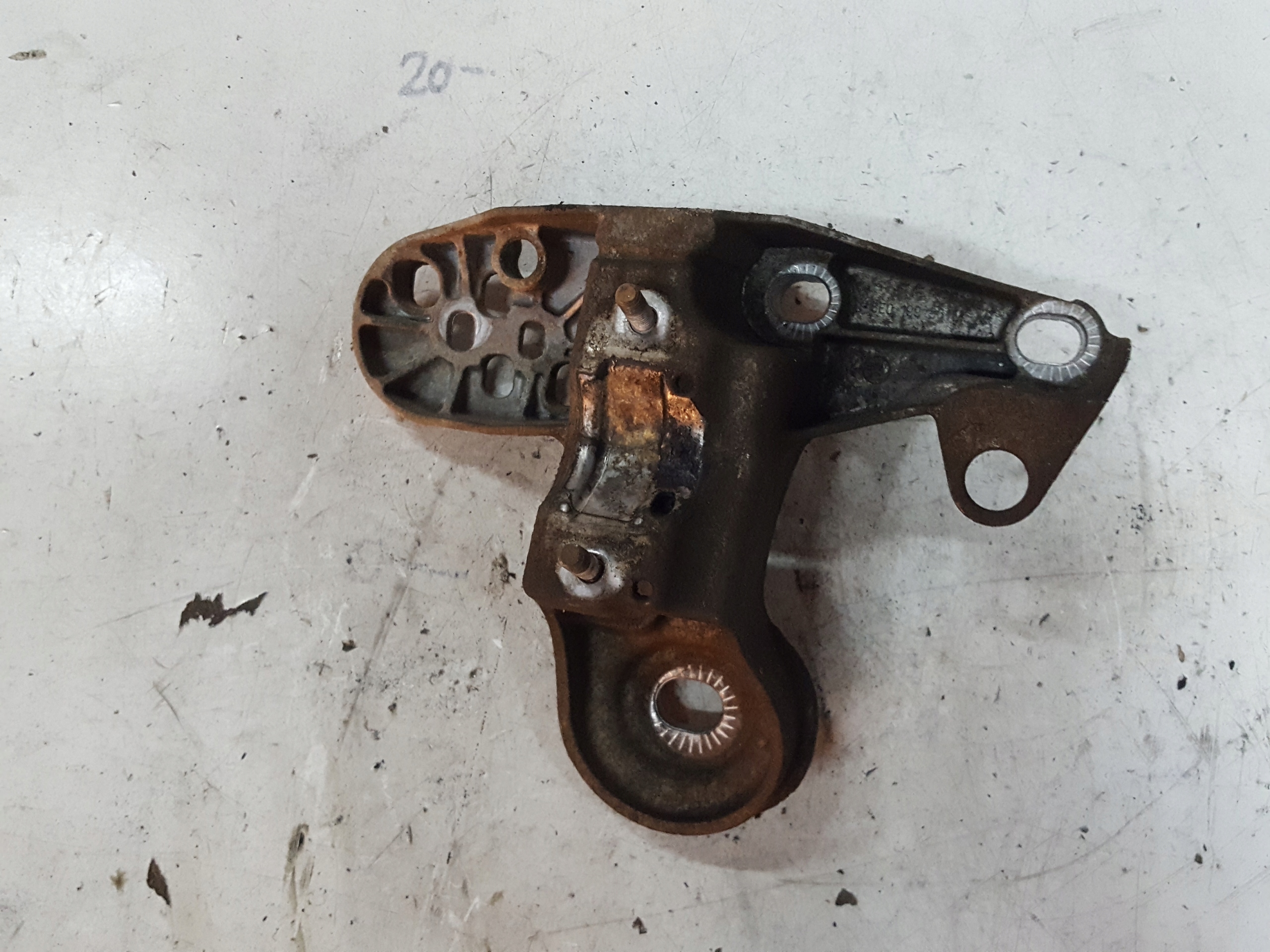 8E0199351M - SEAT EXEO 2.0 TDI ЛАПА КРОНШТЕЙН ДВИГУНА ЛІВА