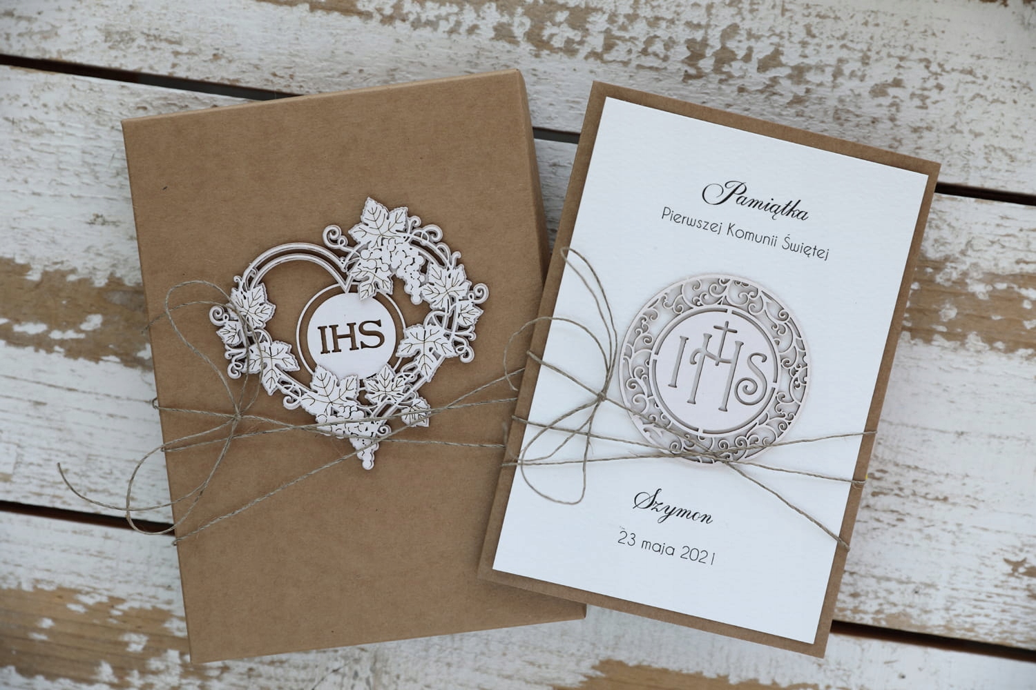 Ručně vyráběná pohlednice na svaté přijímání s personalizací – srdce