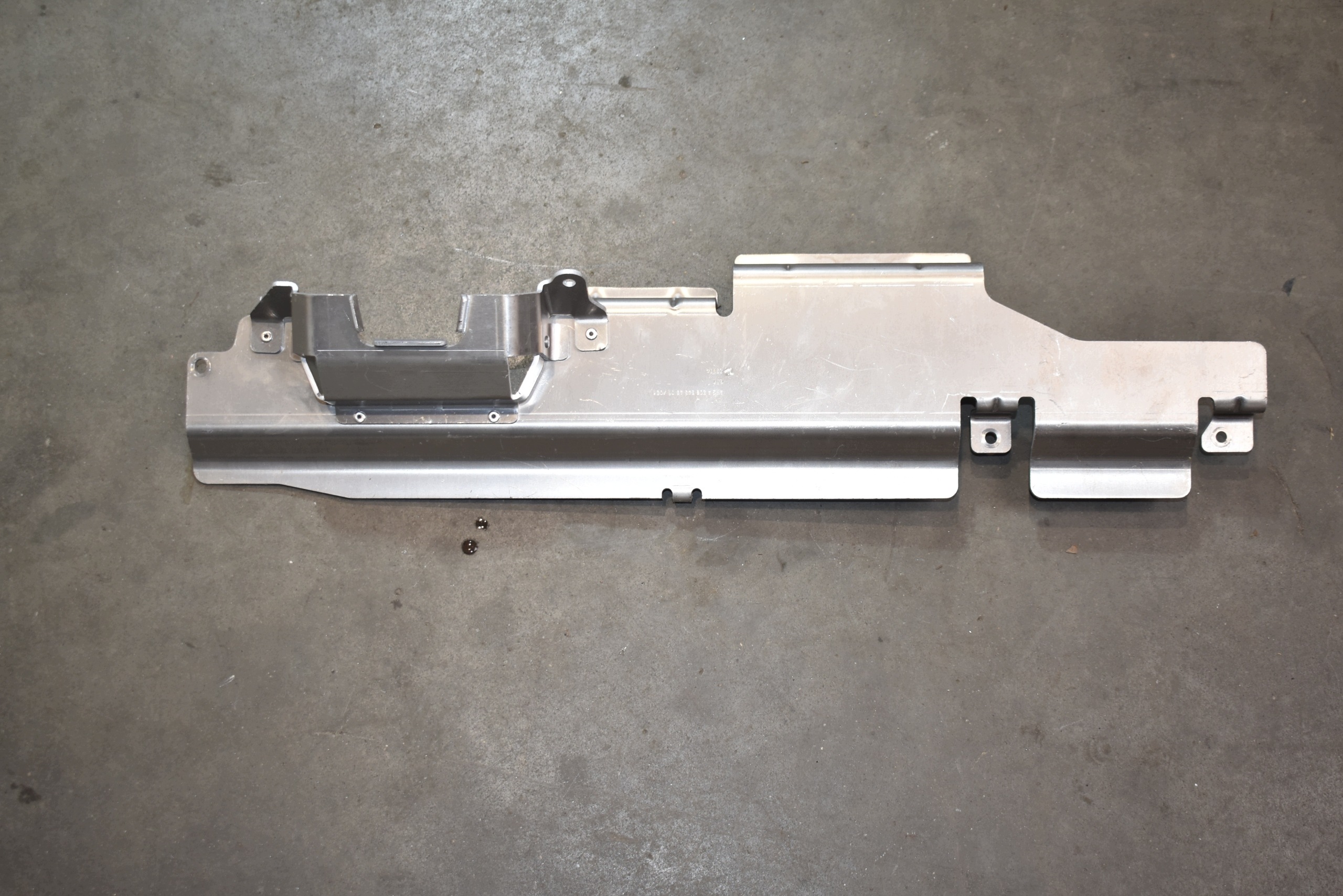 IDEALNA Blende Abdeckung Blech Halter AMG MERCEDES W206 1