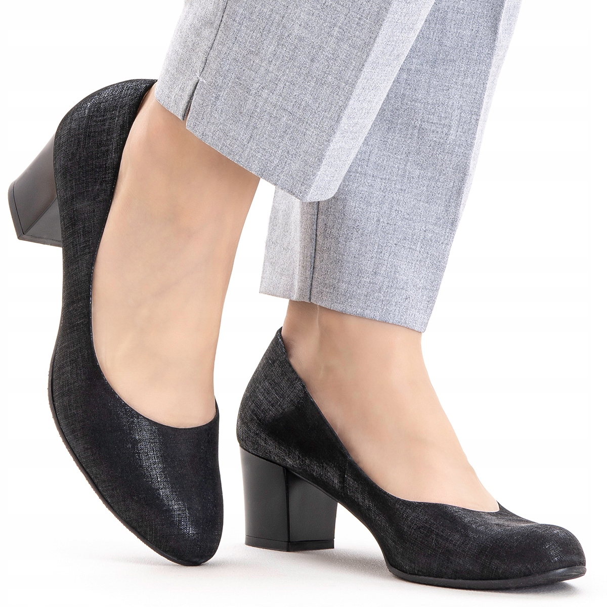 Kožené společenské lodičky hluboké černé barvy s jemným leskem Wojtyłko 42