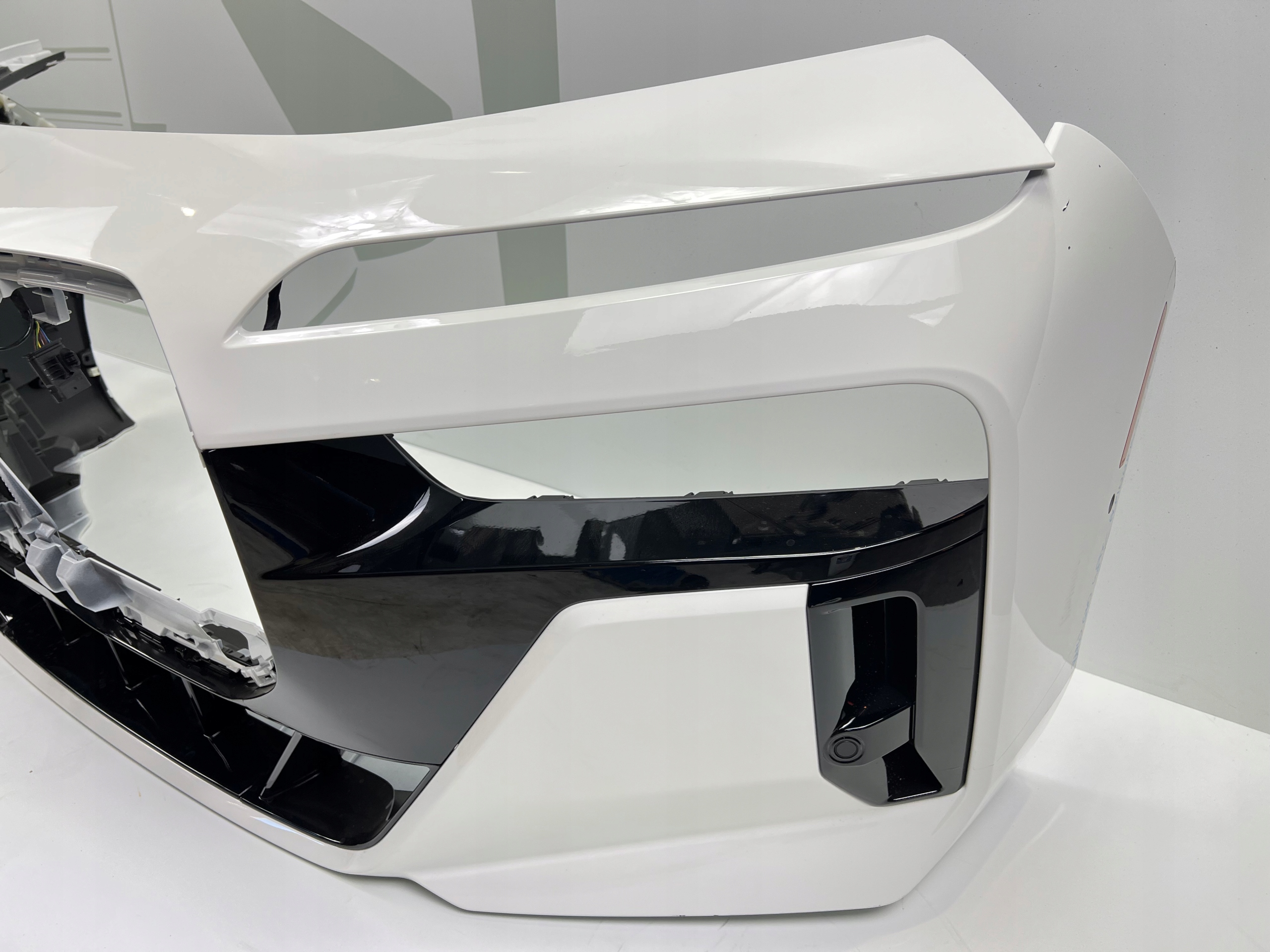 front bumper BMW G70 m-packet USA 4XPDC A300 ALPIN WEISS