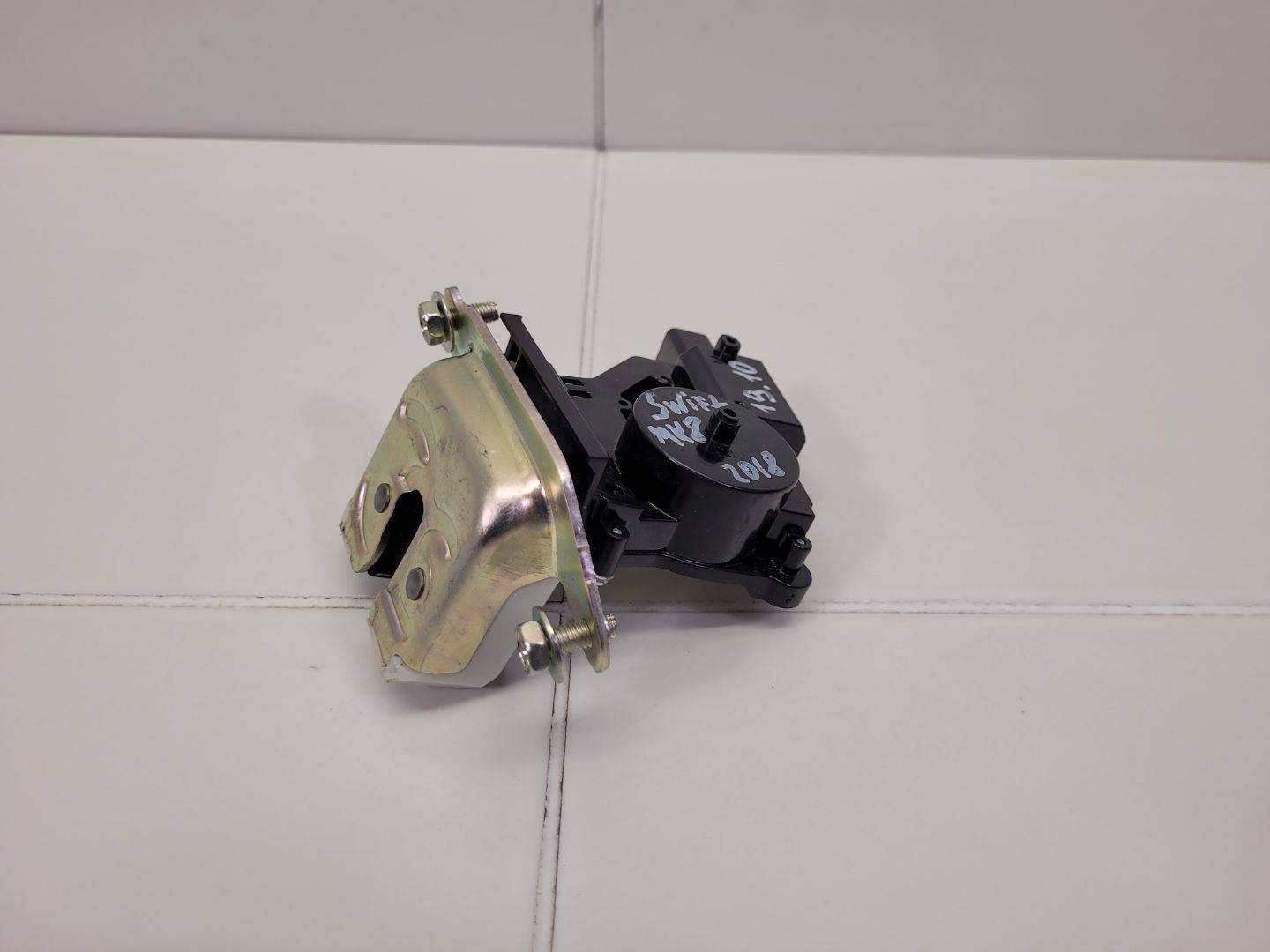 lock bonnet boot Suzuki Swift 5 2019