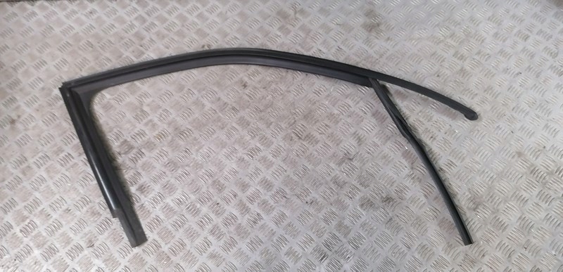 ПРОКЛАДКА СТЕКЛА ПЕРЕДНЯЯ ПРАВАЯ 6V0837431H FABIA III