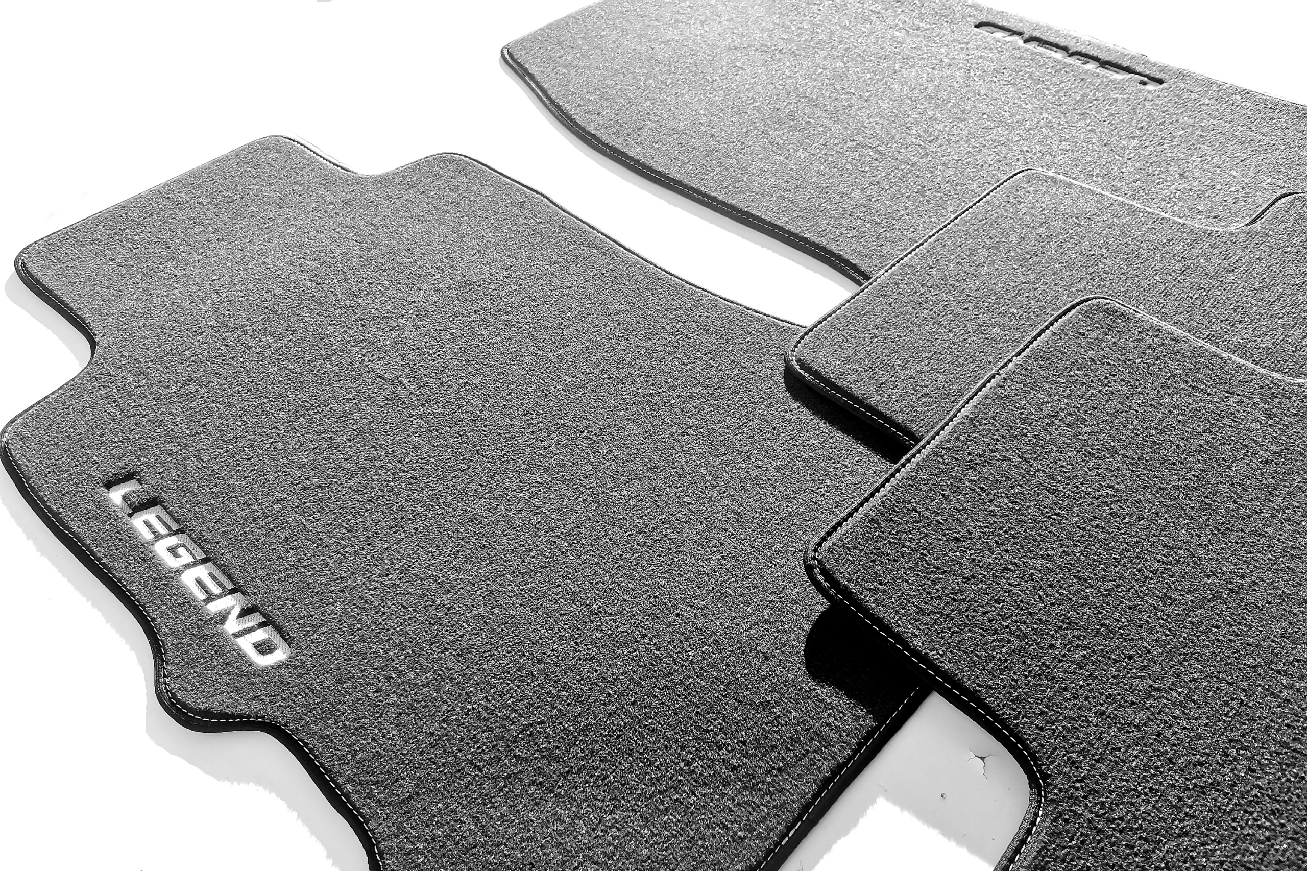 Dywaniki welurowe standard z haftem na 4 dywanikach Producent Anicar