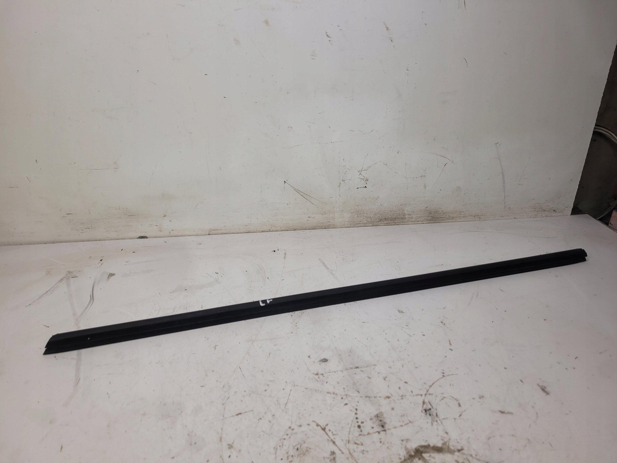 USZCELKA windows left front AUDI A1 8X3837479
