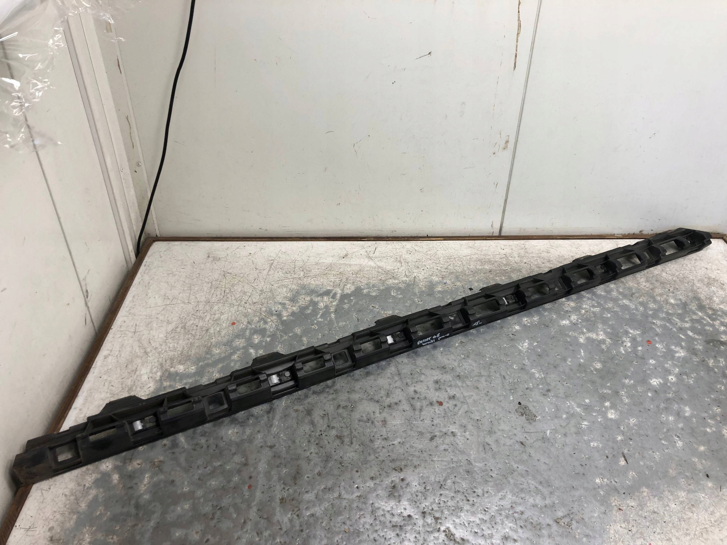 support mouldings PROGOWEJ right VW PASSAT B8 KOMBI 3G0853946