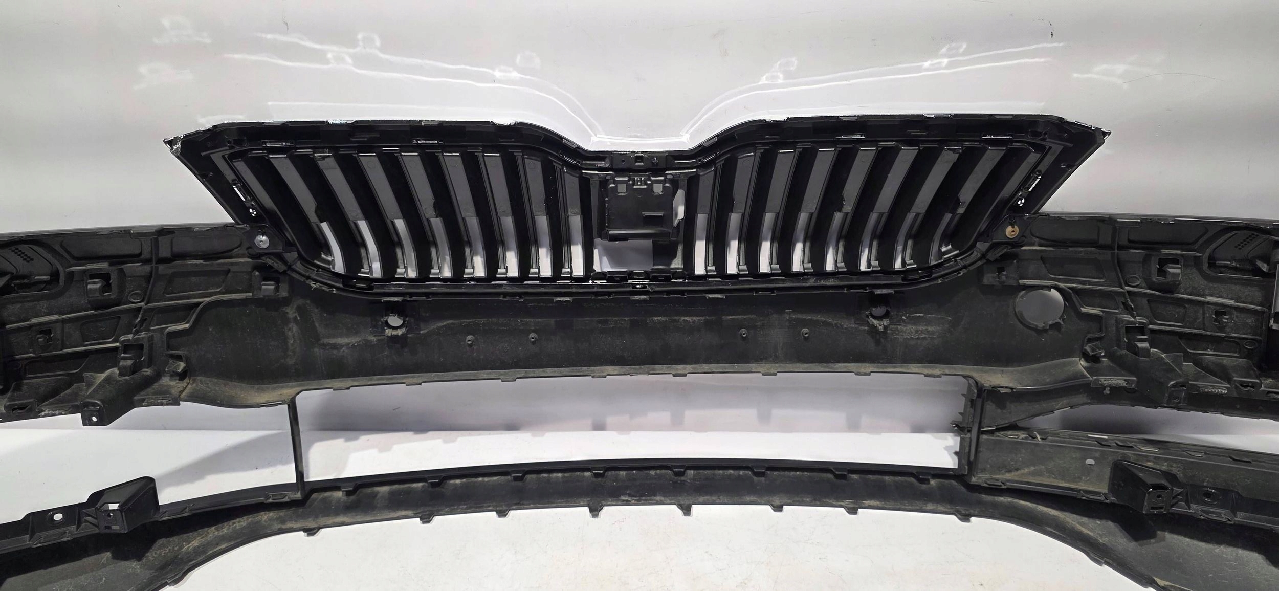 front bumper grille SKODA SUPERB III LIFT 19- 4XPDC washers original 3V0