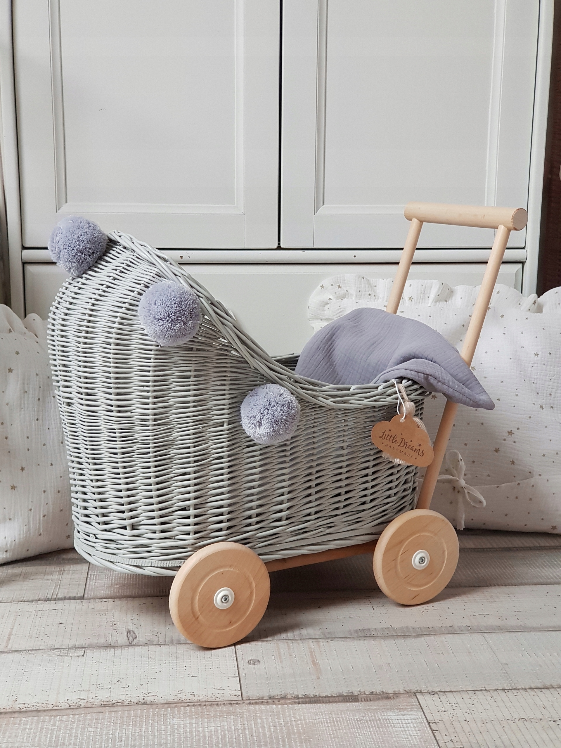 WÓZEK WIKLINOWY DLA LALEK JASNY SZARY POŚCIEL Marka inna
