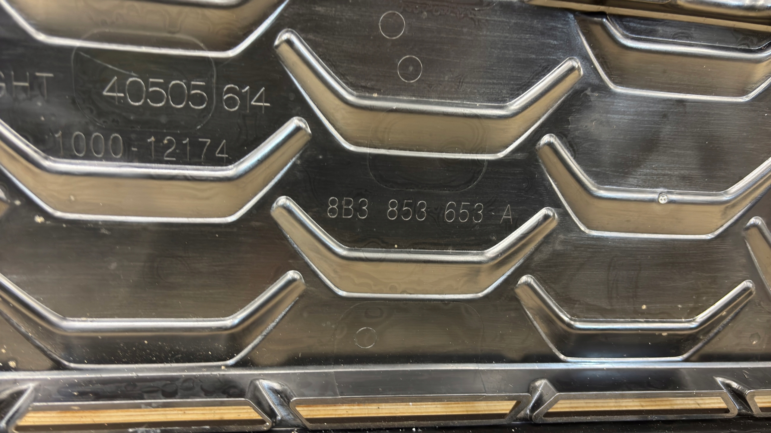 AUDI A4 B10 GRILL KÜHLERGRILL ORIGINAL 8B3853653A DOMGR314