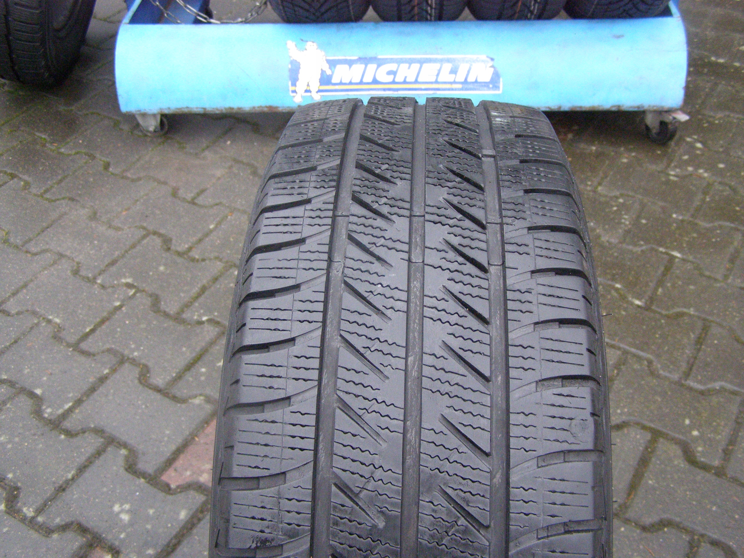 235 65 16C Goodyear Vector 4 Seasons Cargo 2021