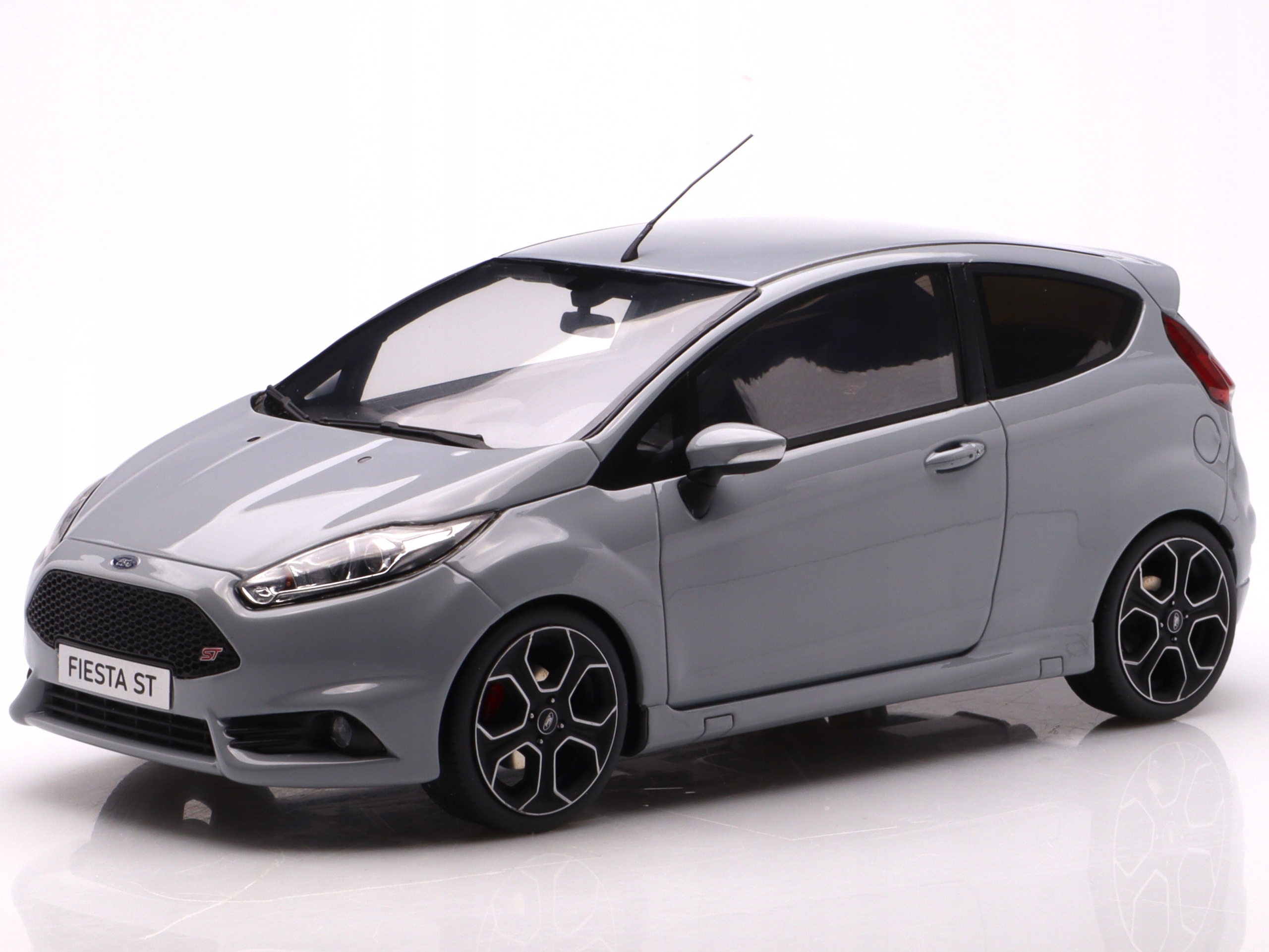 Model samochodu Ford Fiesta ST200 - 2016, grey Otto mobile 1:18