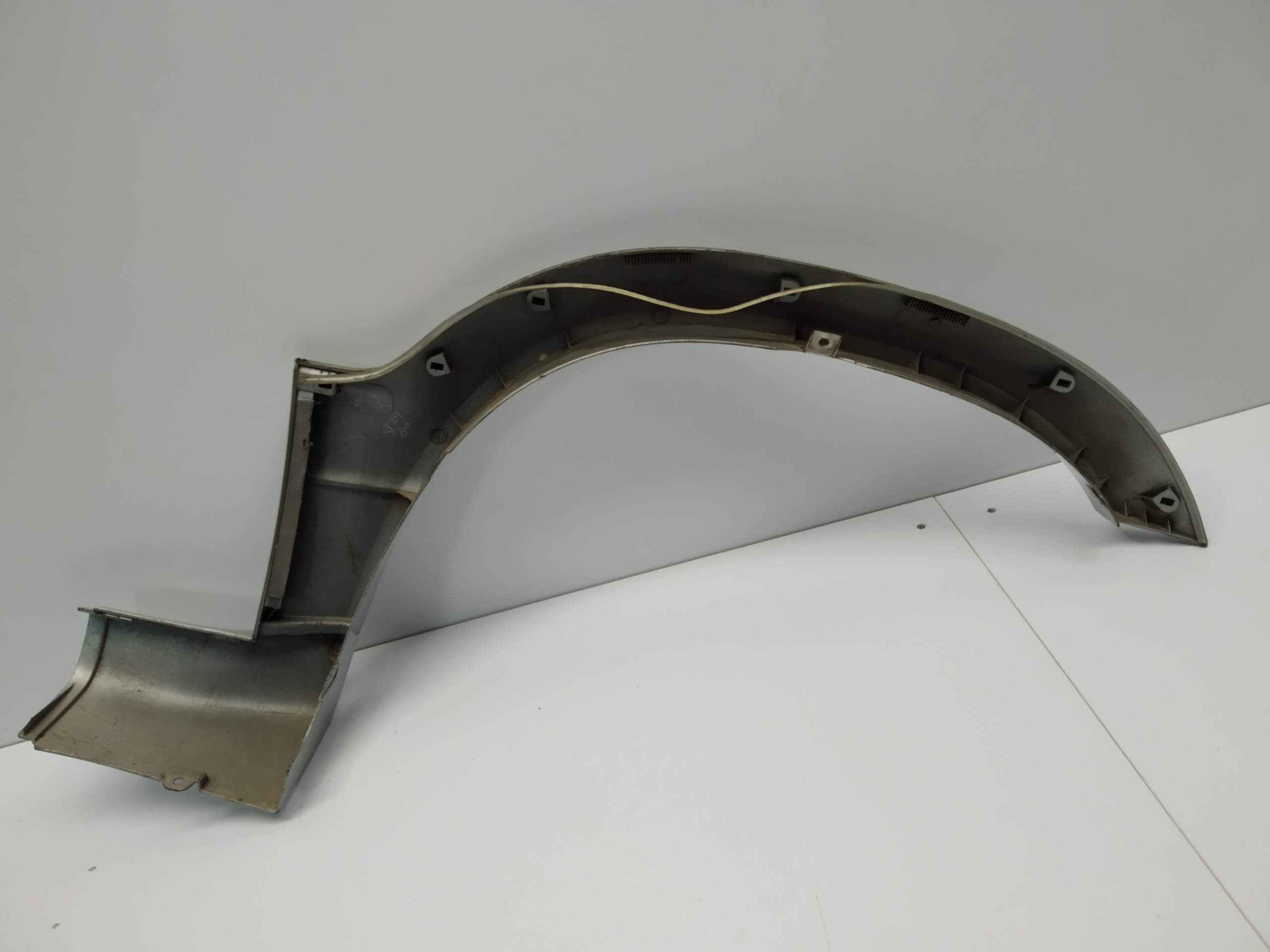 1998r + Suzuki Grand Vitara and moulding cap for fender front left