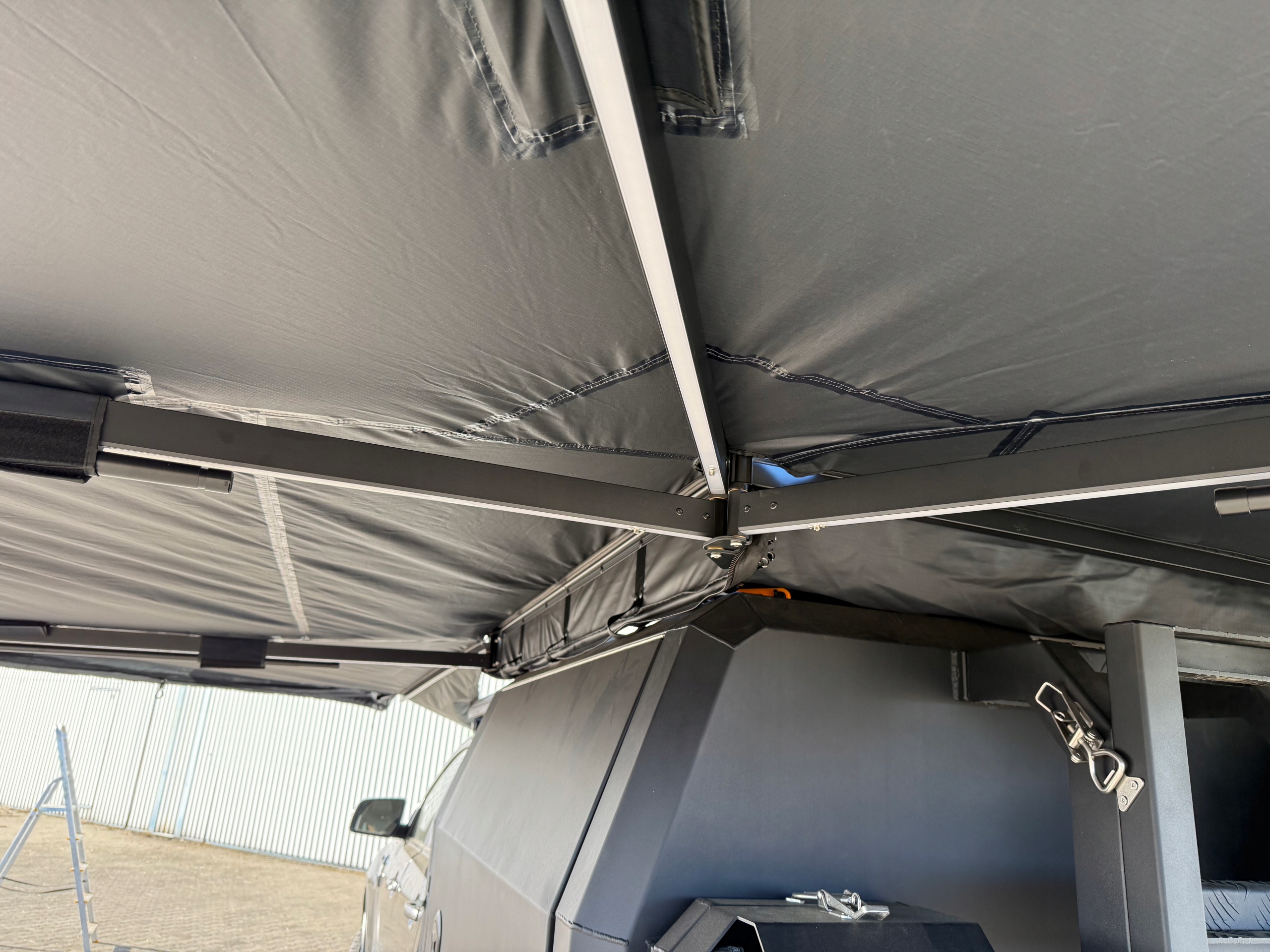 Kairinė 270° savilaikė automobilio markizė Foxwing HD – 12 m² stogelis – nuotrauka 7