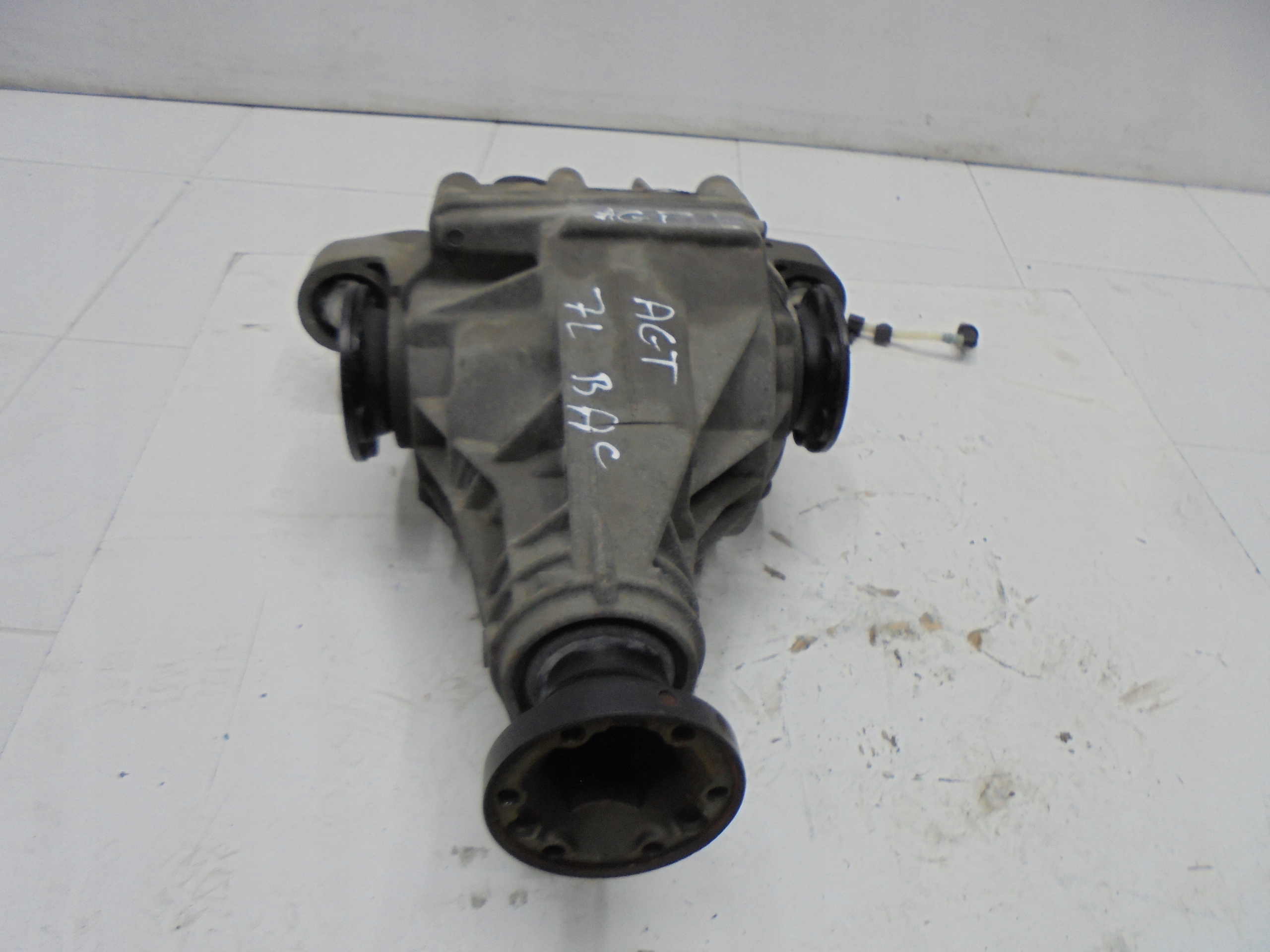 AUDI Q7 TOUAREG 3.0 TDI differential diff rear part AGT