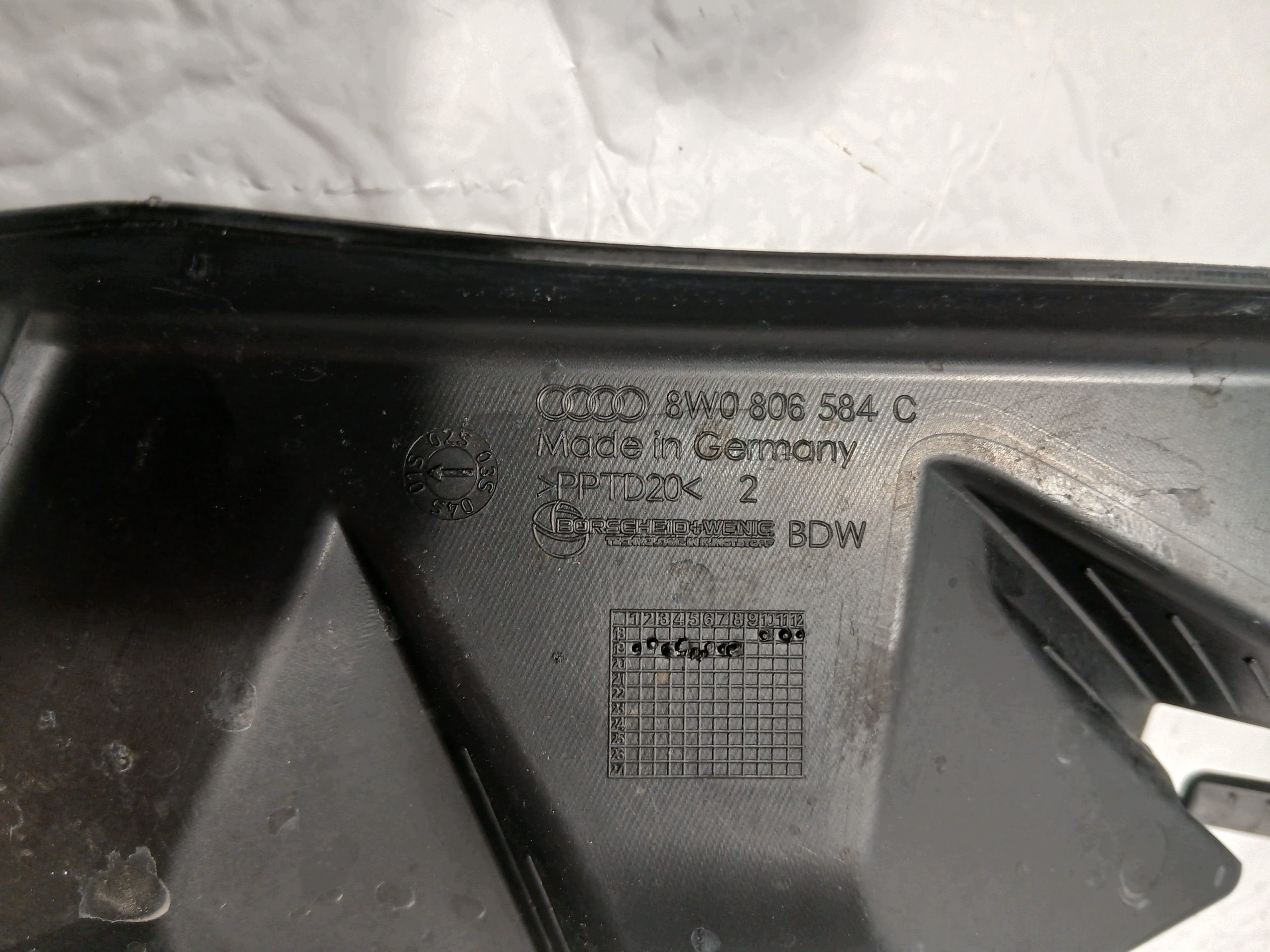 AUDI A4 B9 LIFT kryt obal KIELICHA pravá 8W0806584C