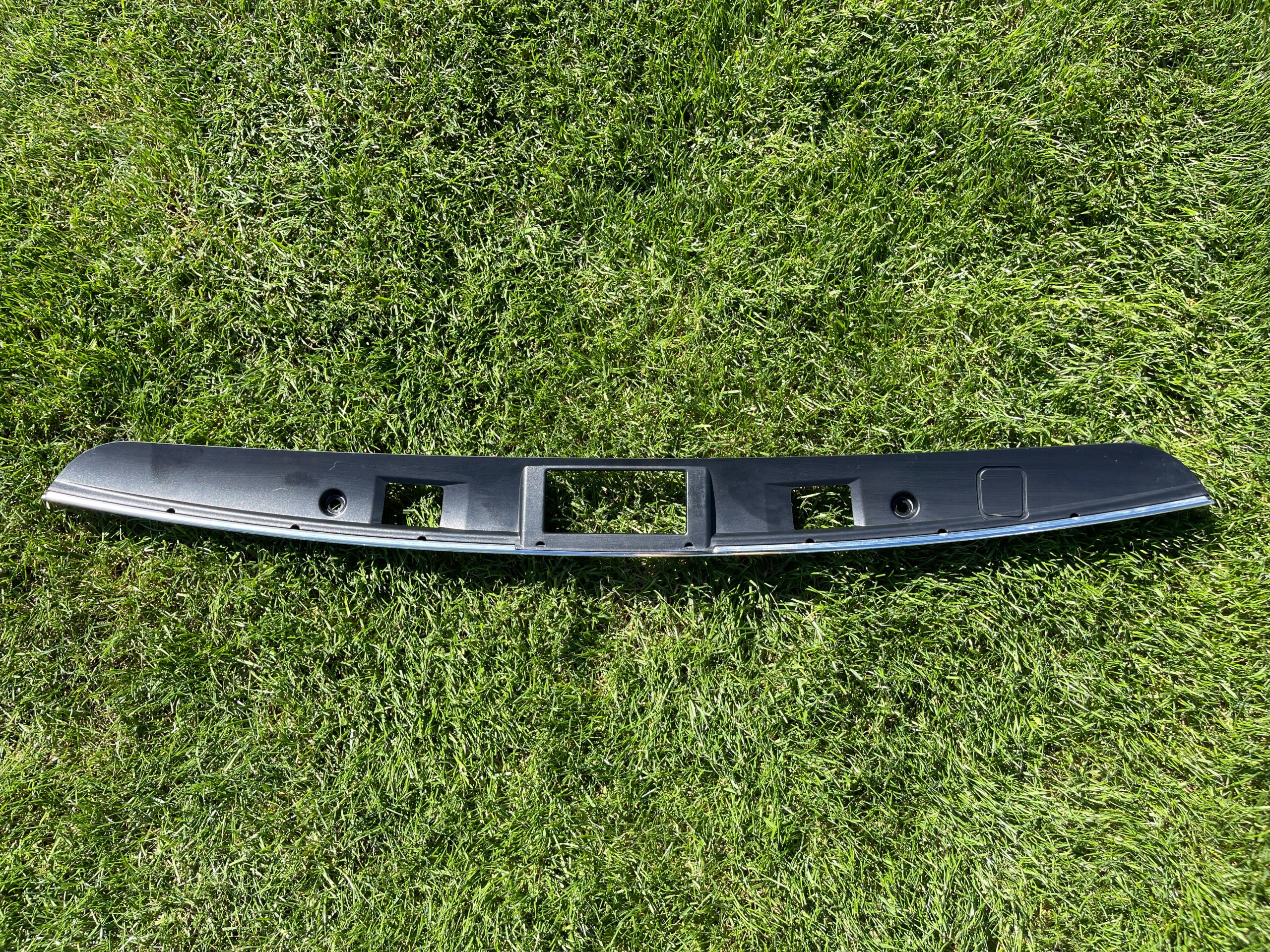 MERCEDES W204 KOMBI BLENDA LISTWA CHROM KLAPY BAGAŻNIKA TYŁ A2047400593