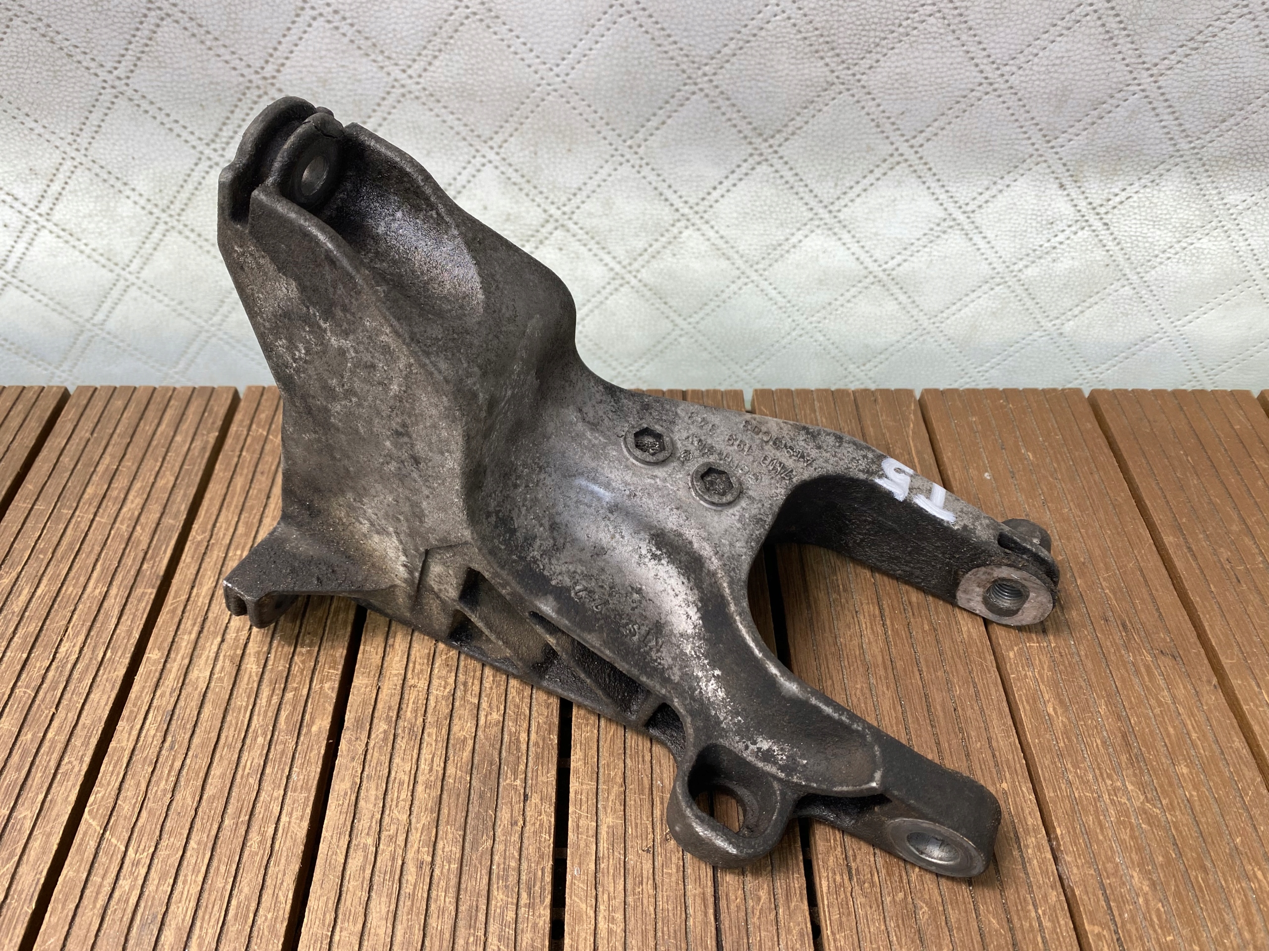 VW T5 03-09 1.9 TDI holder holder engine mount 7H0199343 original