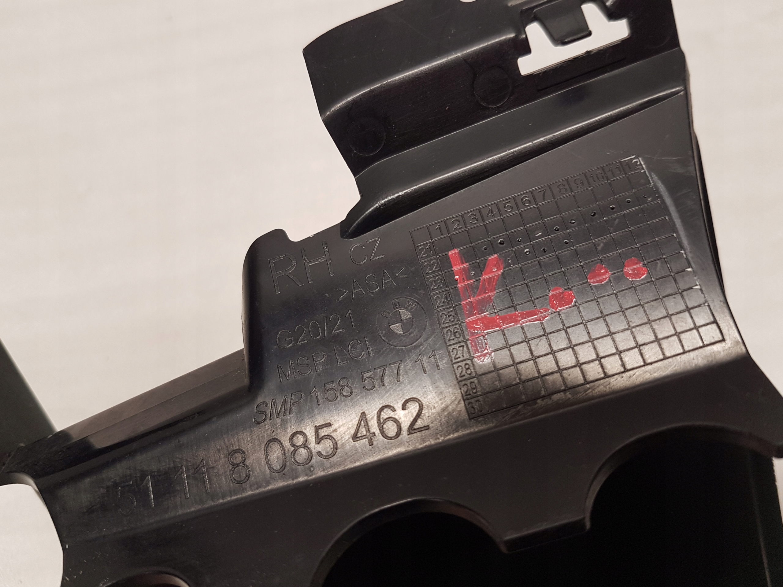 grid of a bumper right front BMW 3 G20 G21 m-packet 8085462