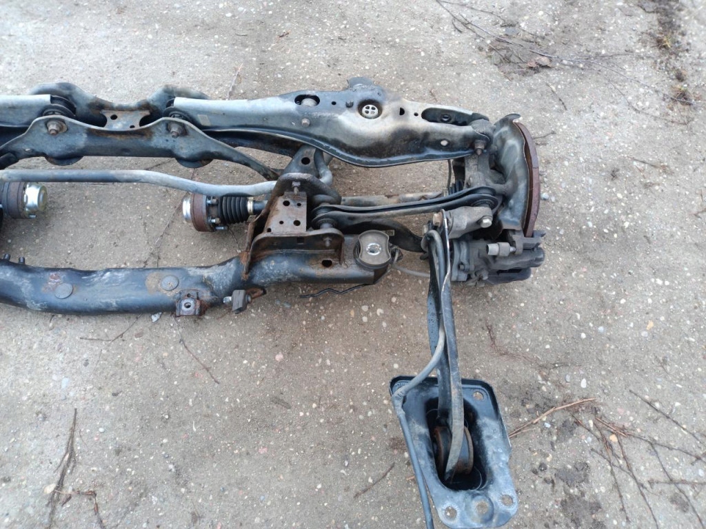 VOLKSWAGEN PASSAT B8 KOMBI 2.0 TSI 4MOTION BELKA ZAWIESZENIA TYŁ CHH Numer katalogowy części 01