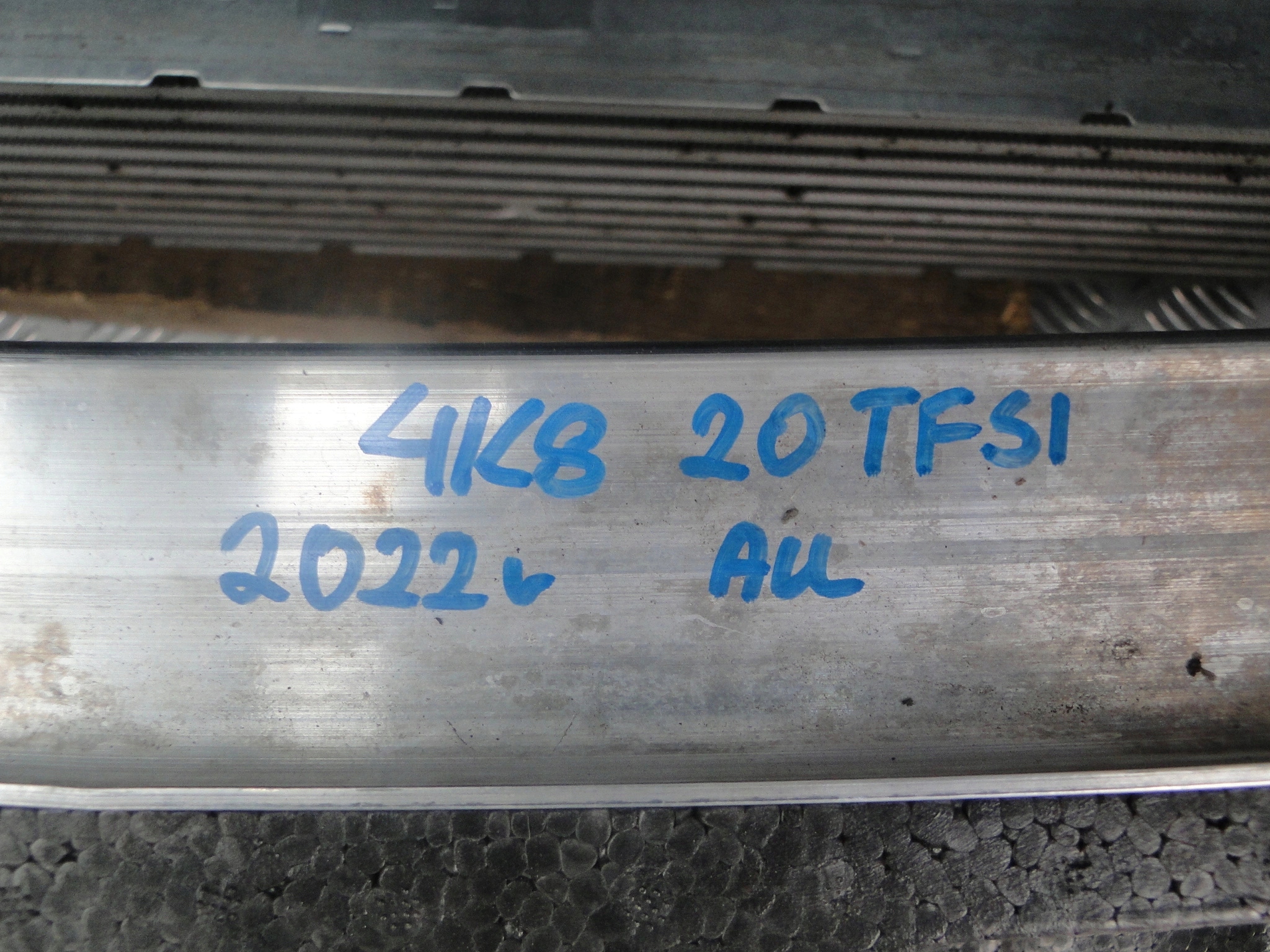 Pas przedni chłodnice Audi A7 4K8 2.0TFSI 2021r Jakość części (zgodnie z GVO) O - oryginał z logo producenta pojazdu (OE)