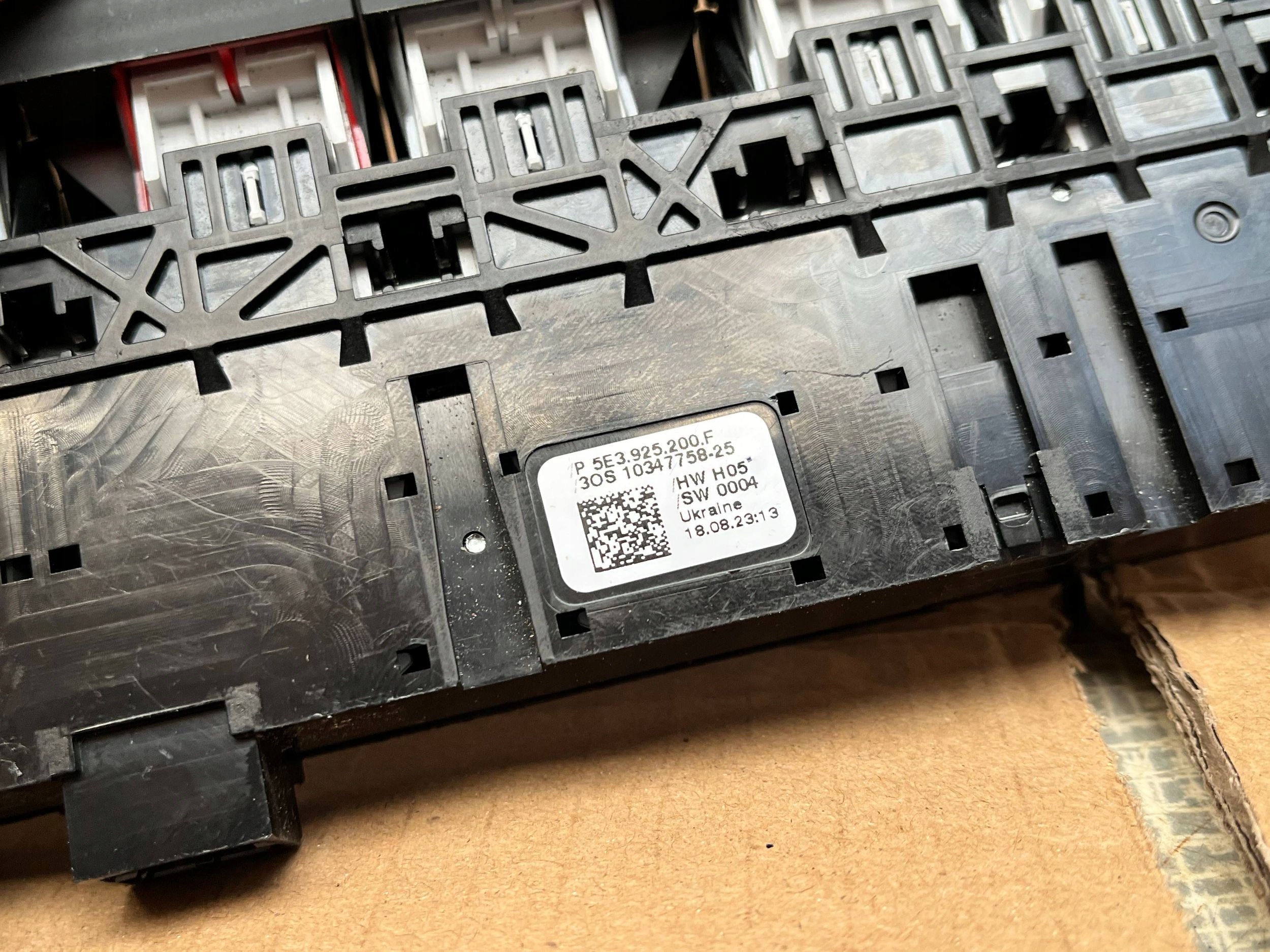 SKODA OCTAVIA IV COMBI 2,0TDI 110KW 2023R PANEL controls 5E3925200F !J