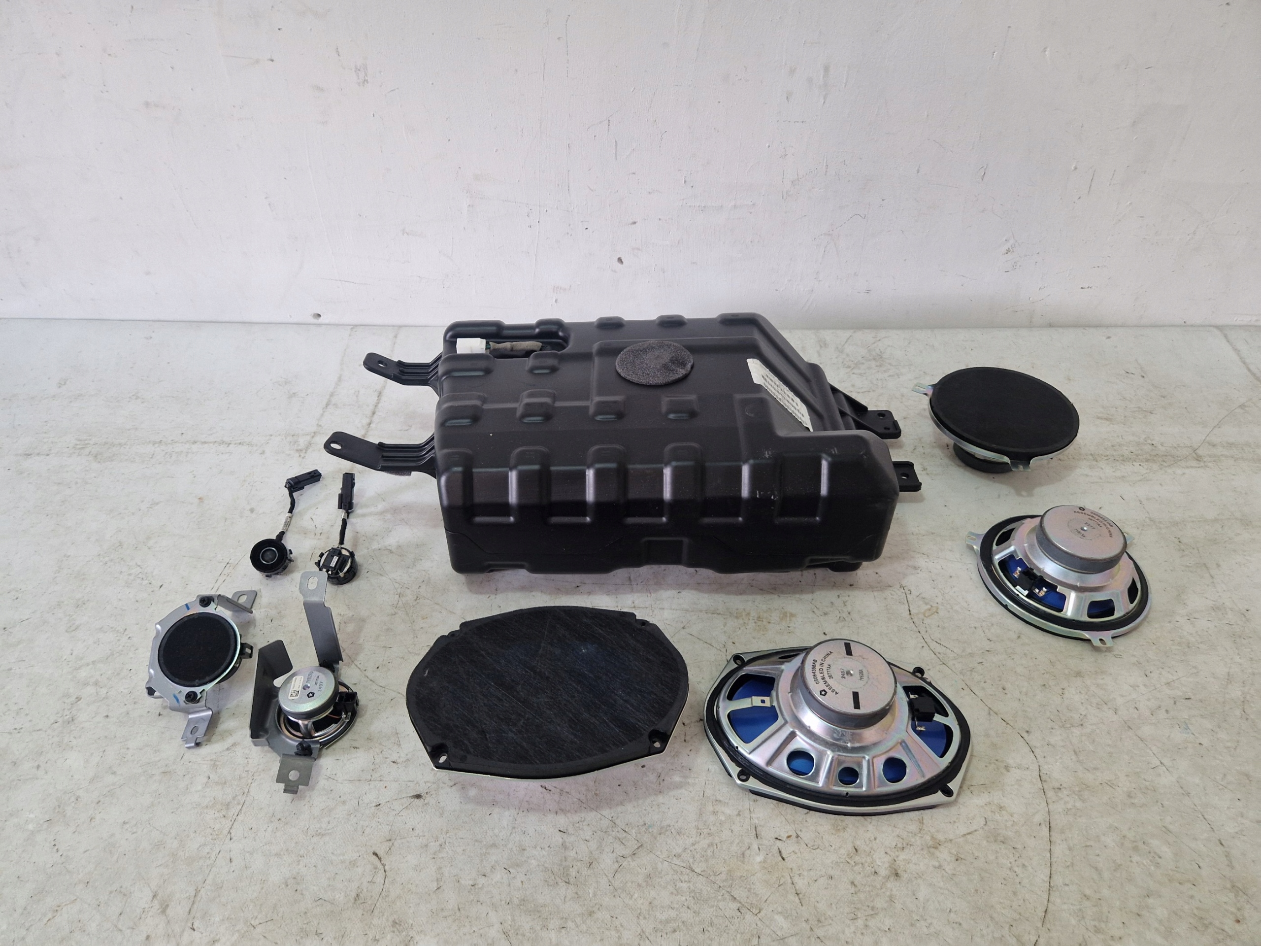 DODGE DURANGO III running board KOMPLET speaker speakers SUBWOFER 68258456AA