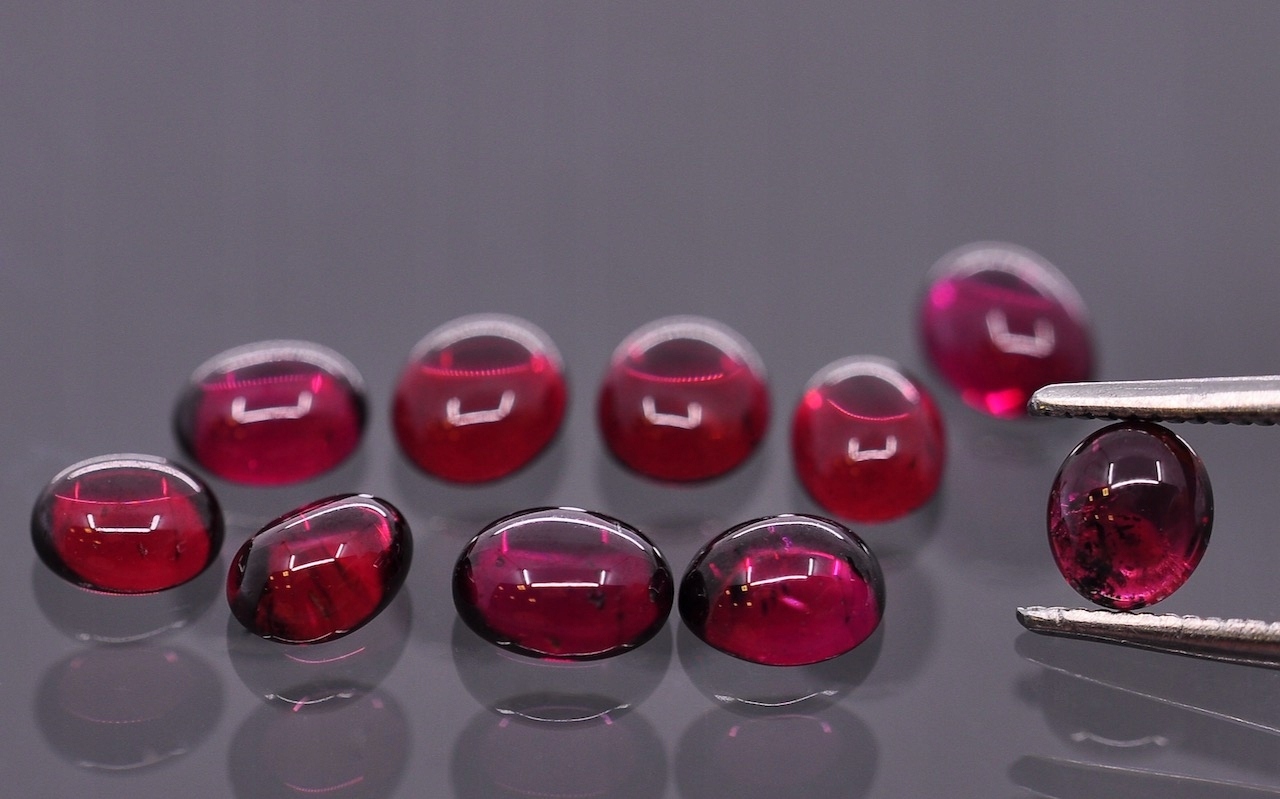 Granát Rodolit kabošon Set oválů 4,4x4-5x4,4 m