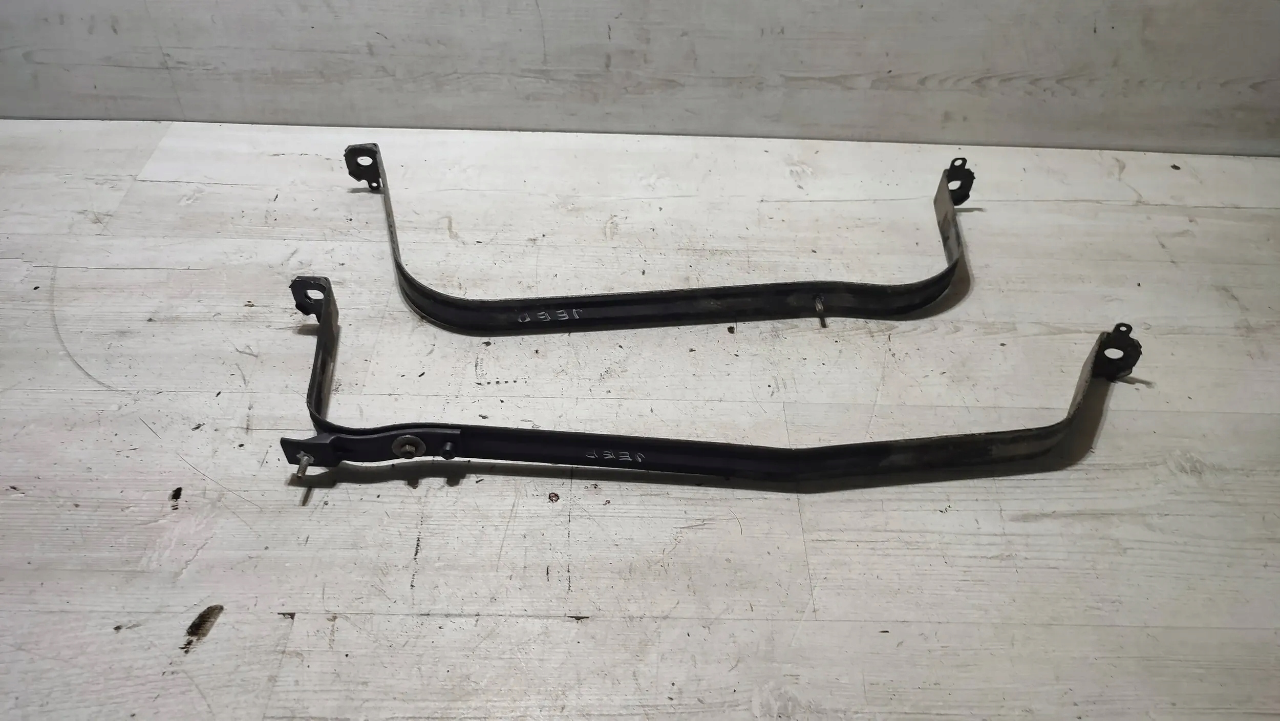 Jeep Cherokee KL 15r. 2.0d držač drška spremnike goriva