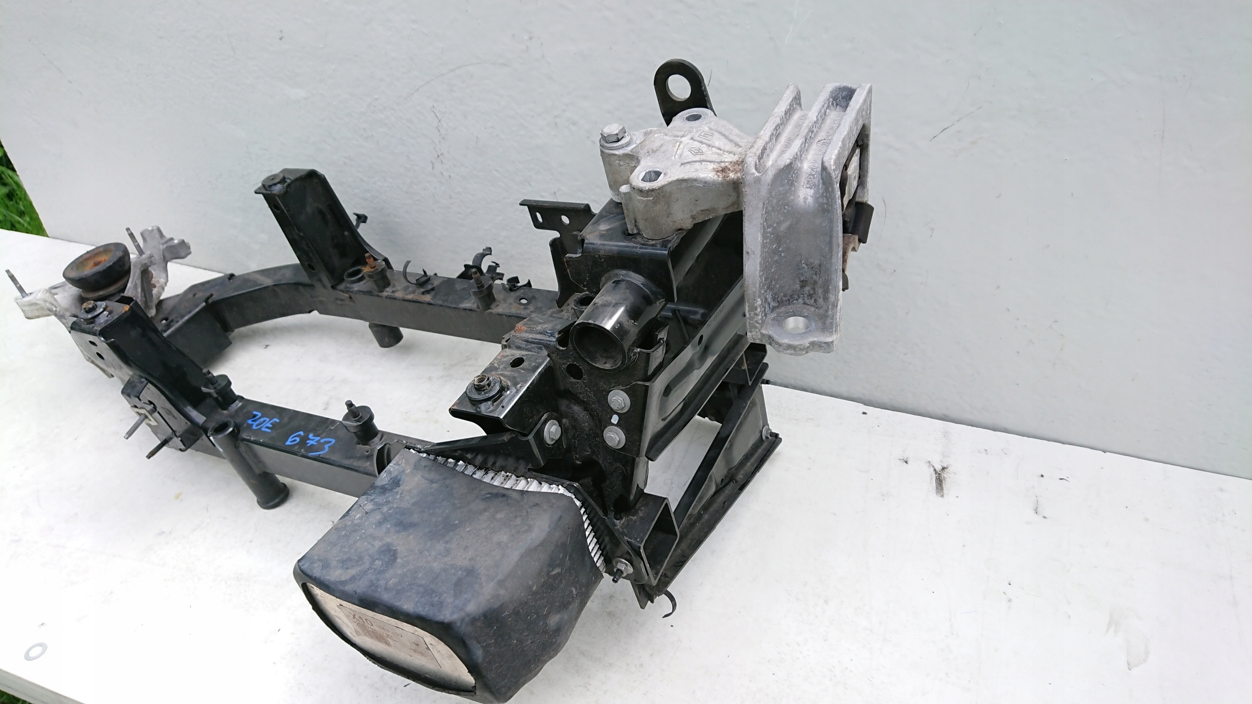 Renault Zoe subframe axle beam holder of the engine upper