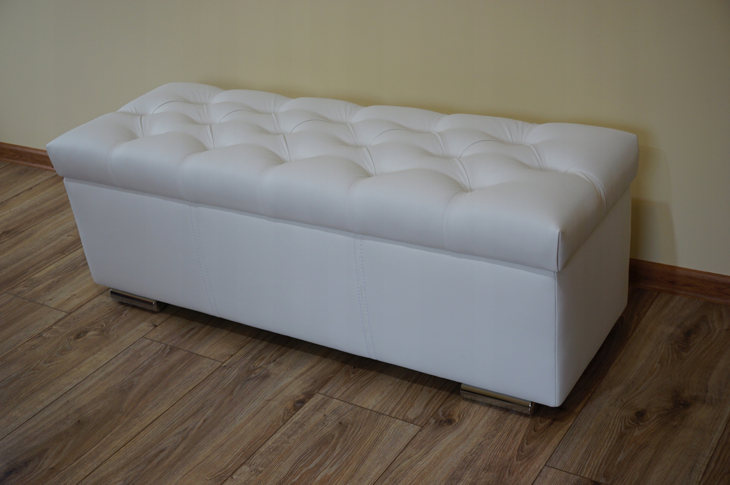 Pufa, ławeczka otwierana na automacie chesterfield Marka Chesterfield